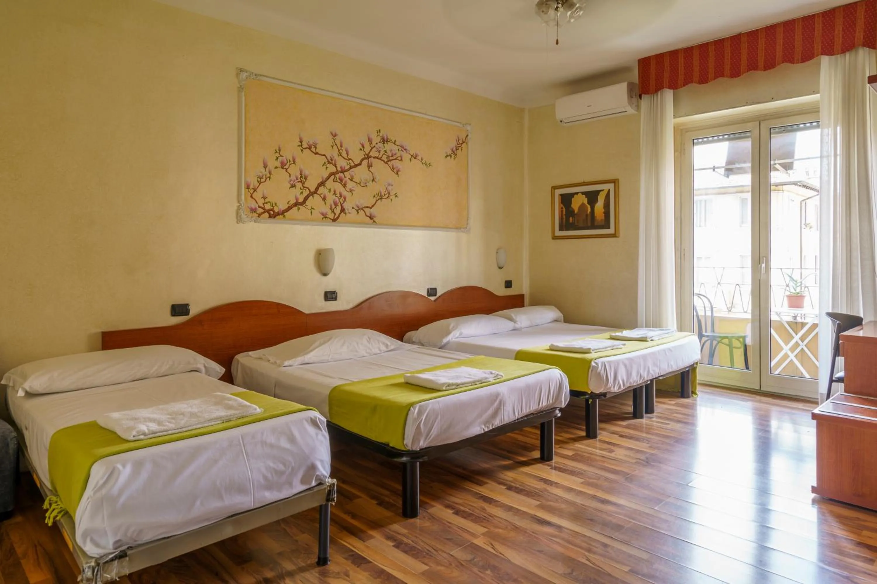 Quadruple Room with Private Bathroom in Hotel America