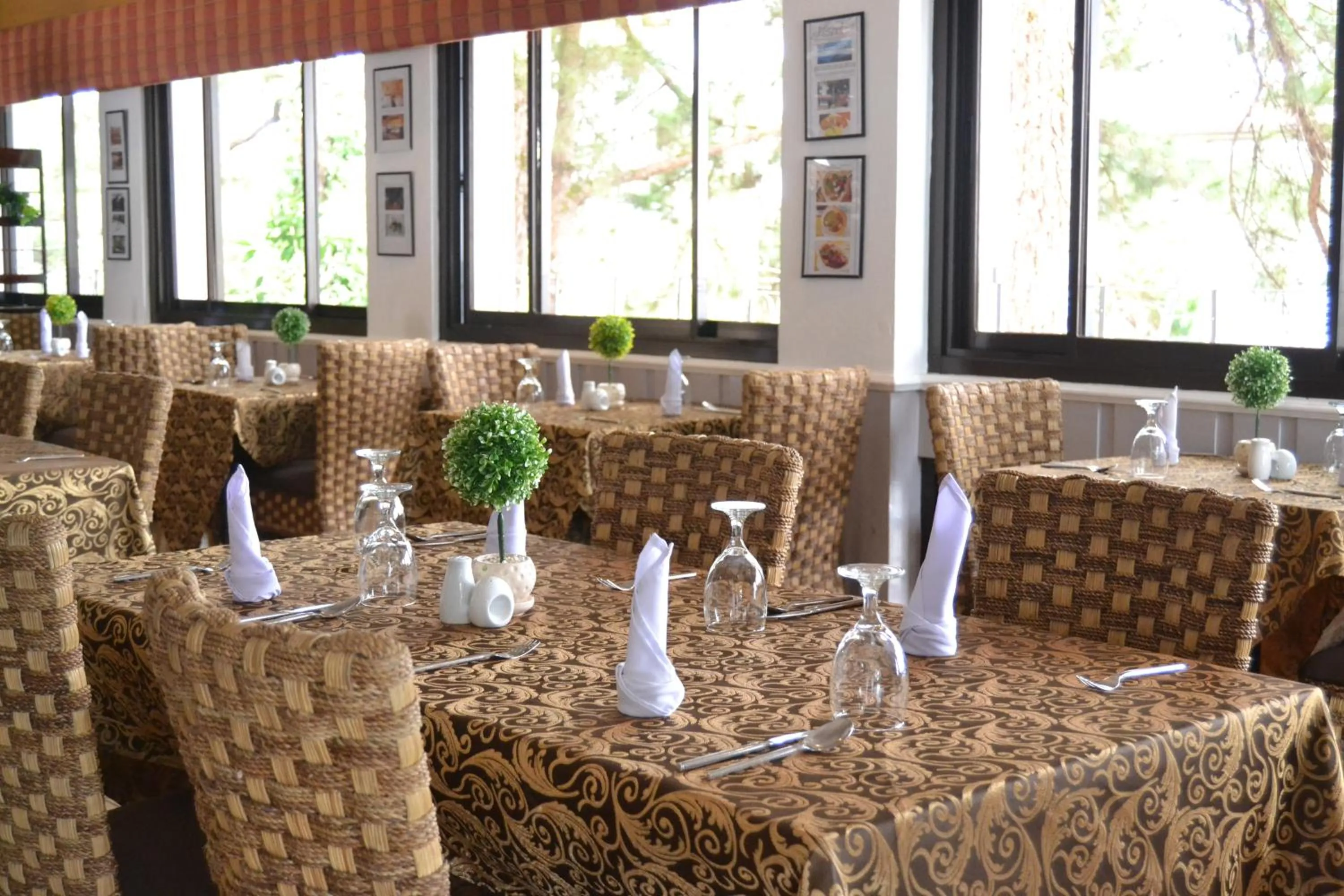 Restaurant/places to eat in Mines View Park Hotel