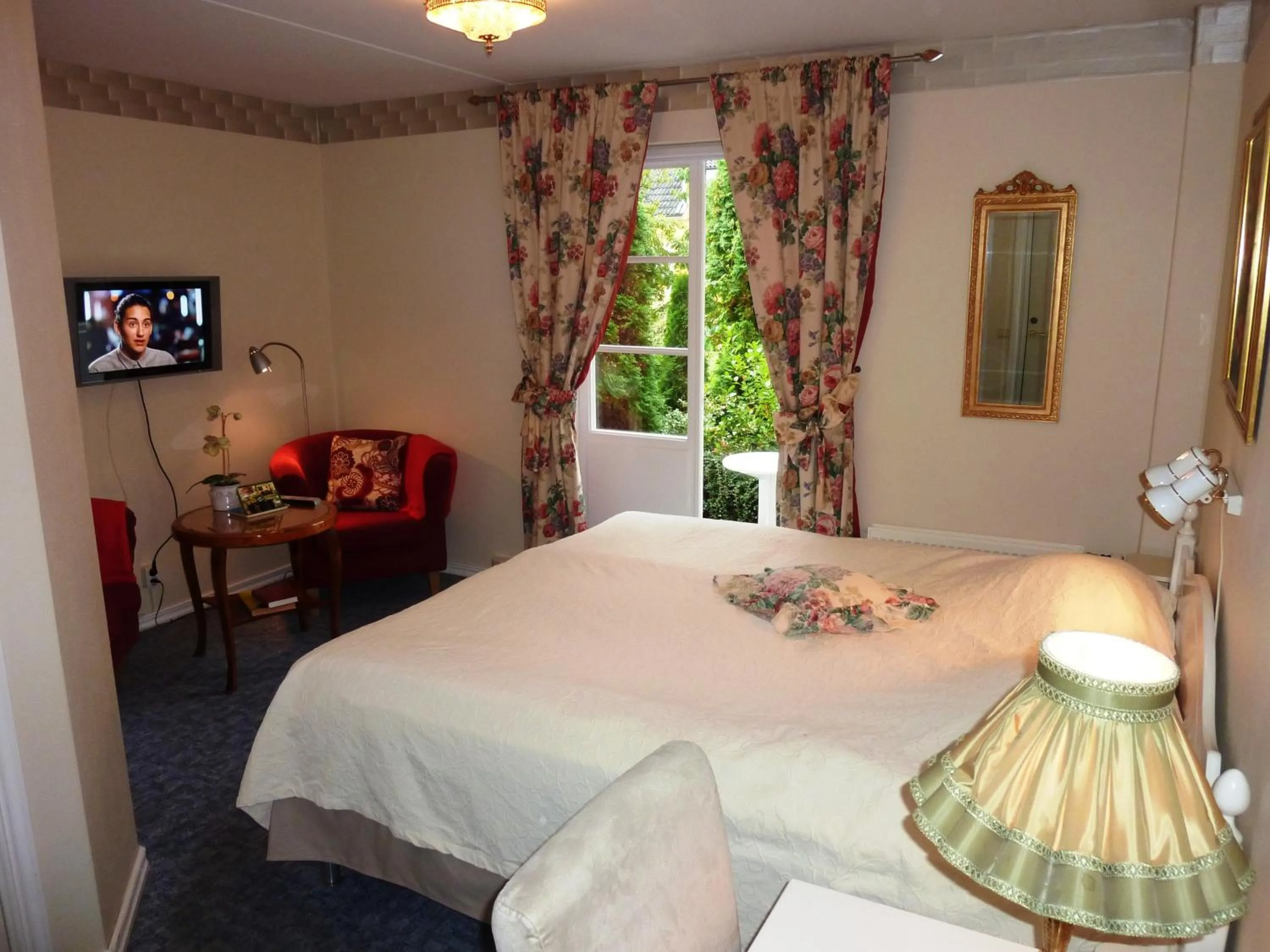 Photo of the whole room, Bed in Nya Pallas Hotel