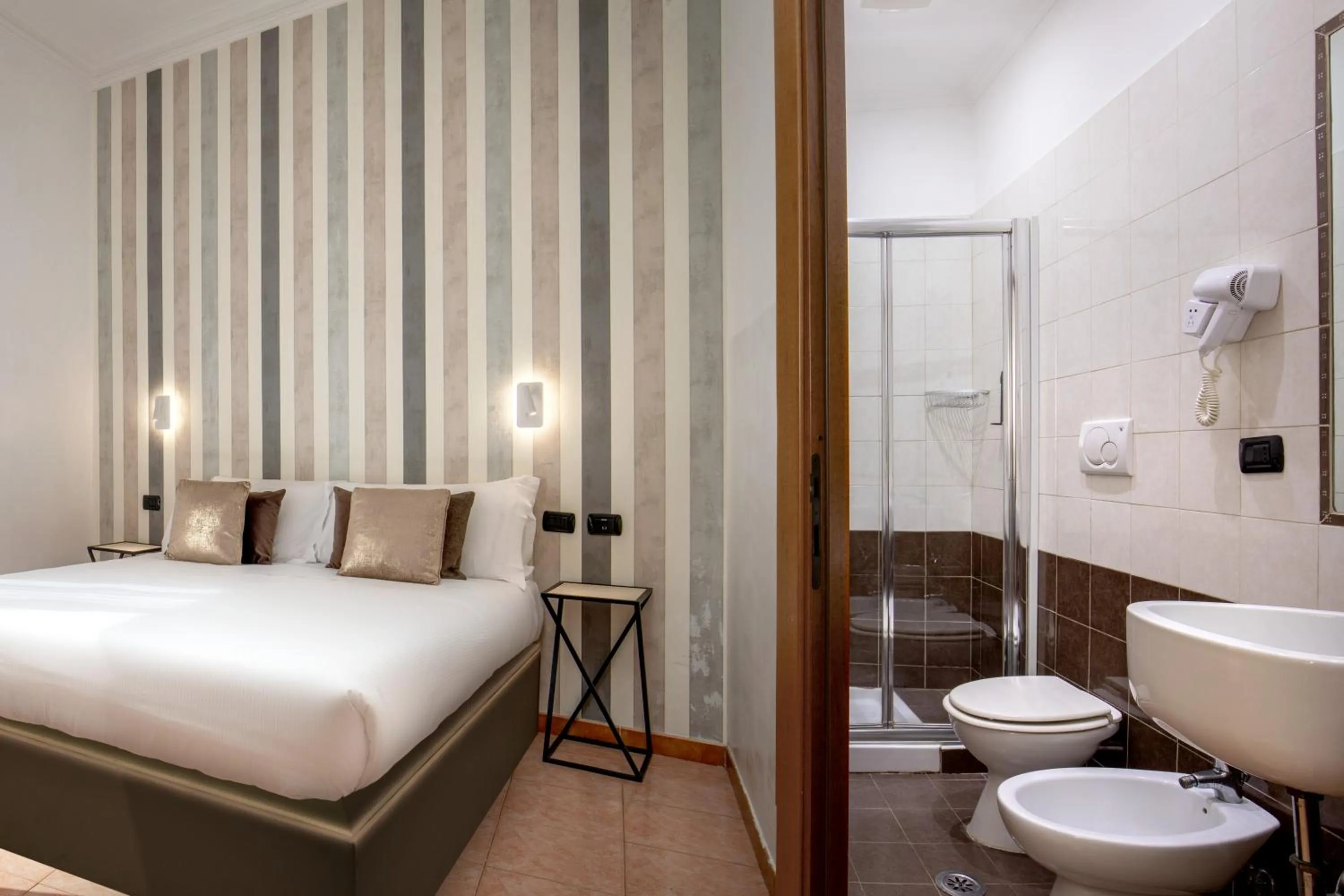 Bathroom, Bed in Hotel Ciao