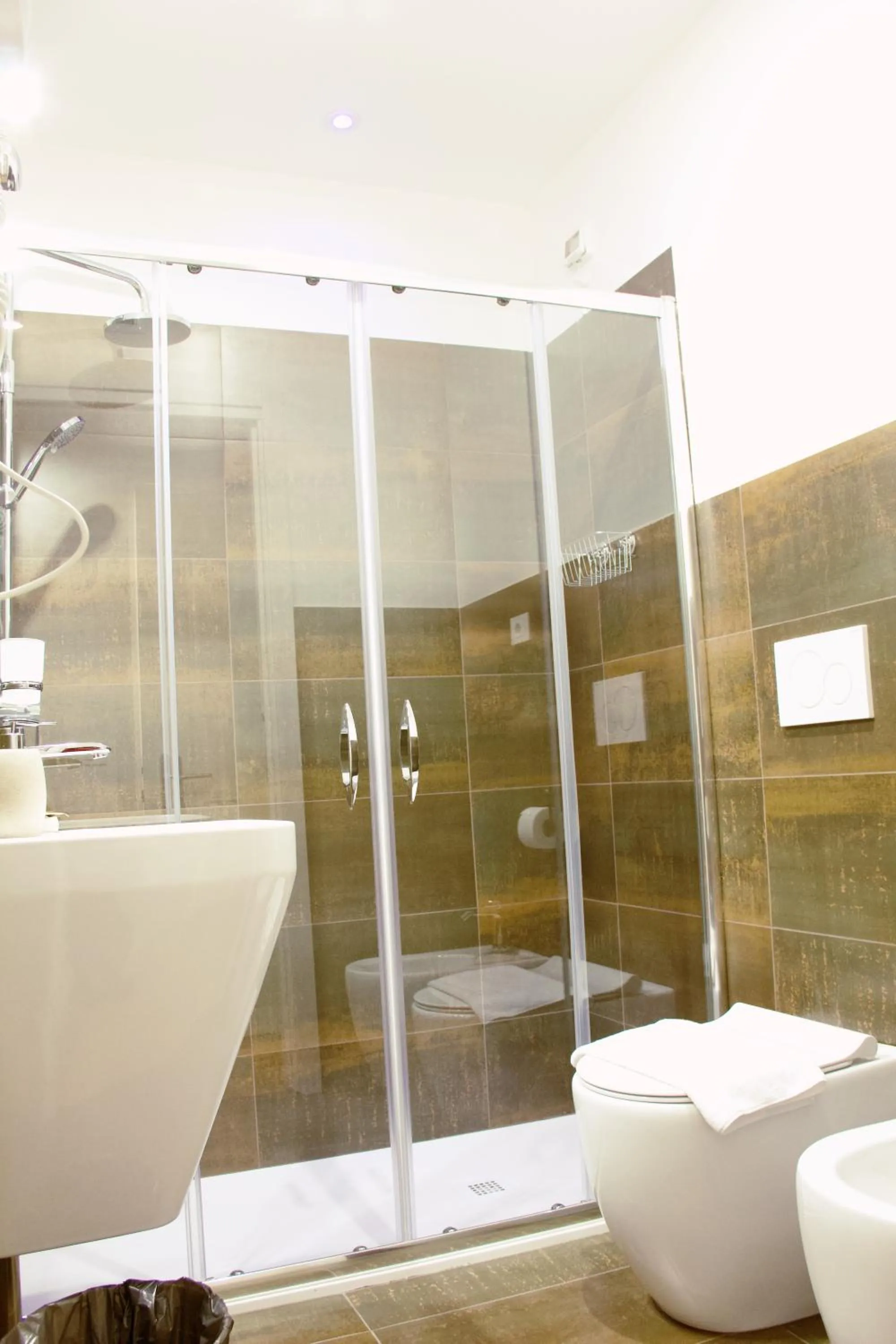 Shower in Hotel Ciao