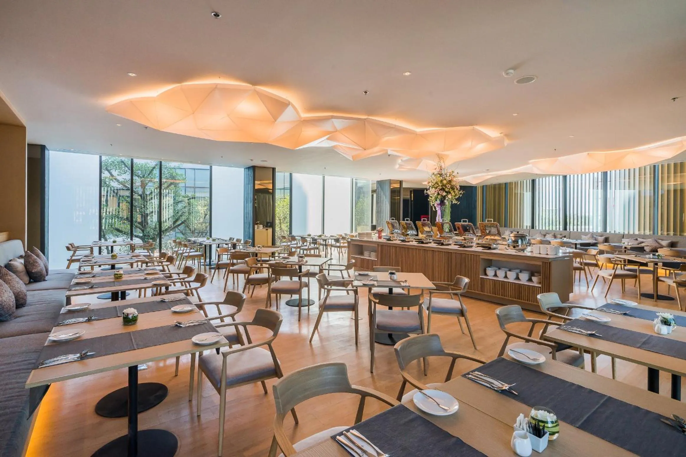 Restaurant/places to eat in Arize Hotel Sri Racha