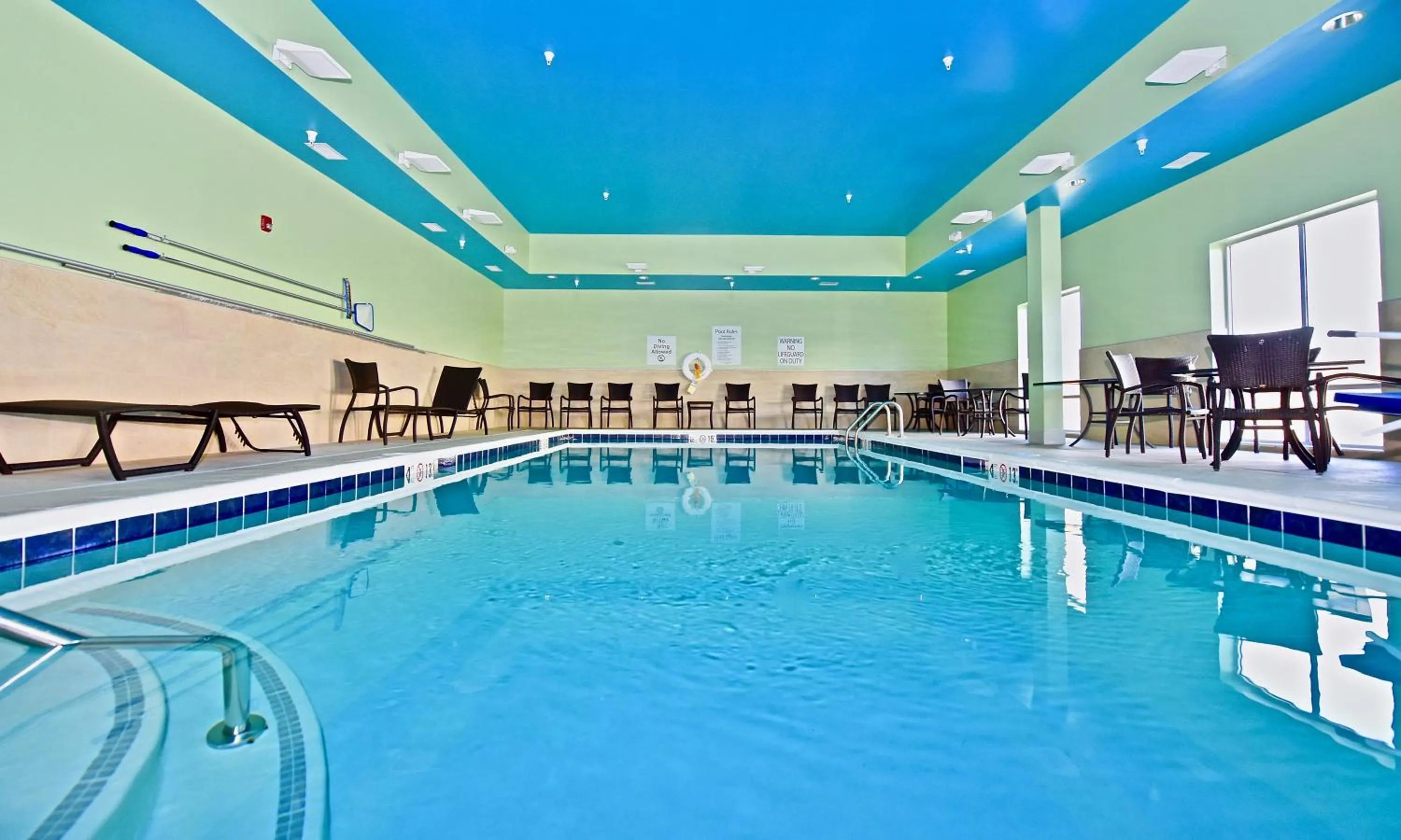 Swimming pool in Holiday Inn Express & Suites - Perryville I-55, an IHG Hotel