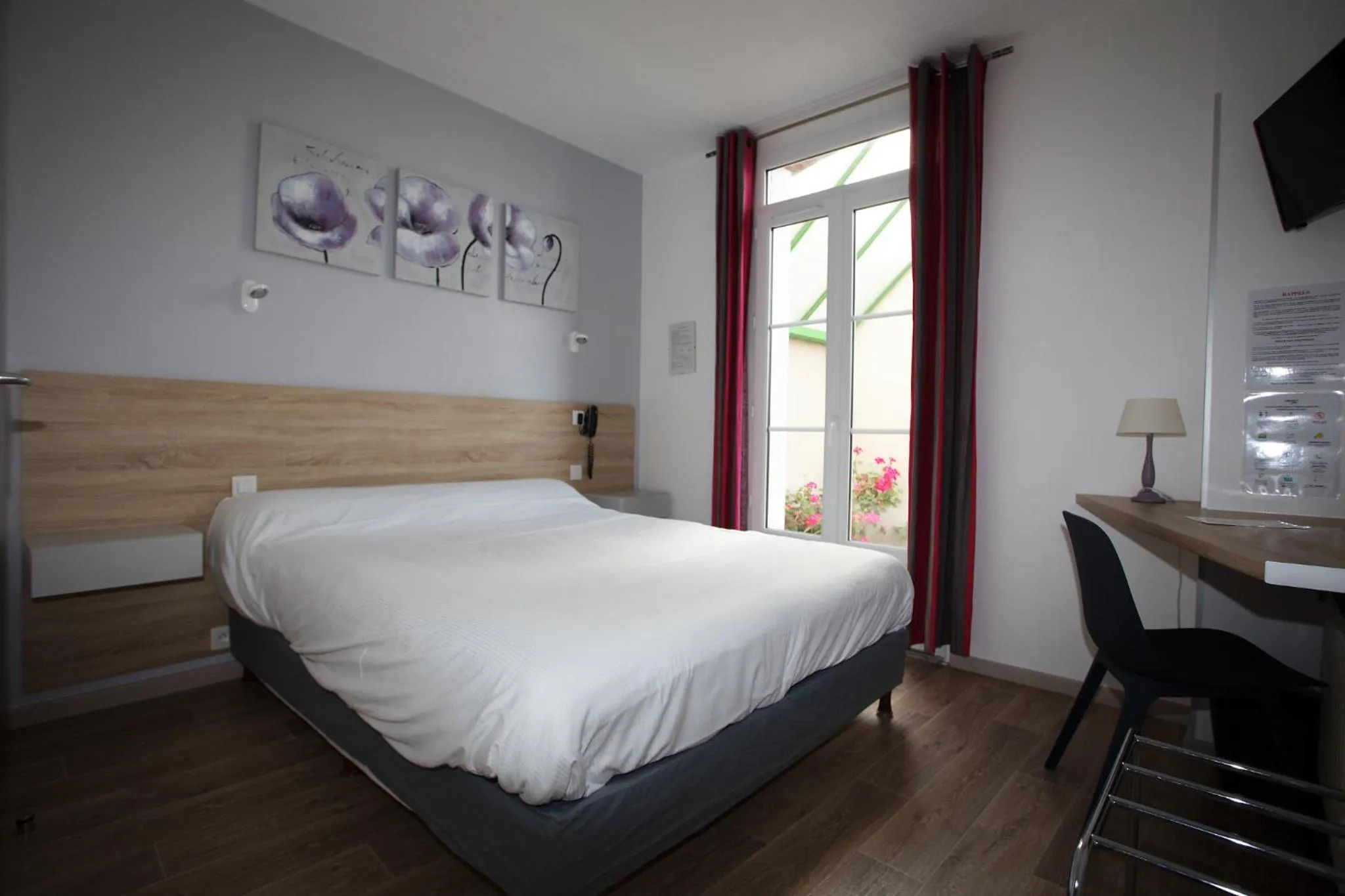 Photo of the whole room, Bed in Contact Hôtel - Hôtel Le Lion d'Or Lamballe