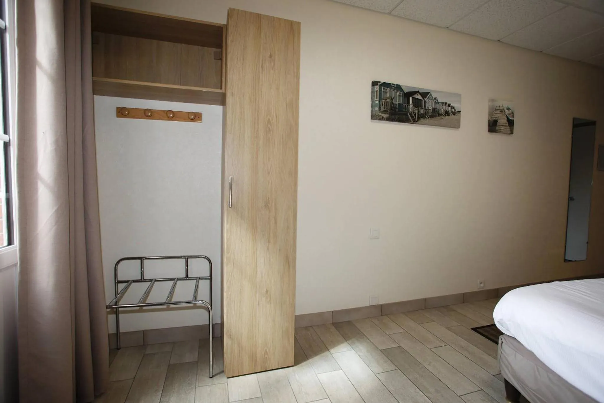 Bedroom, Bed in Contact Hôtel - Hôtel Le Lion d'Or Lamballe