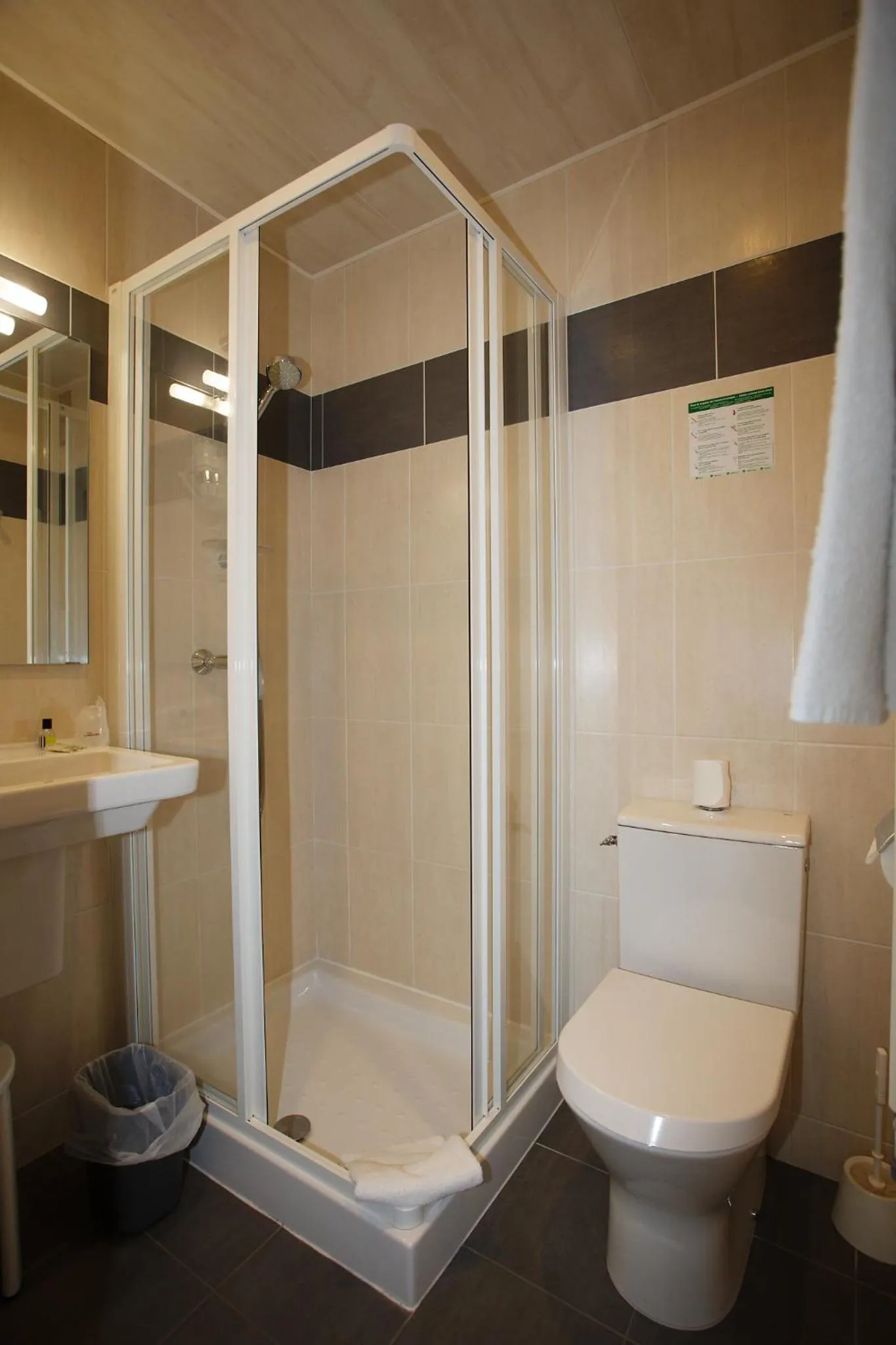 Bathroom in Contact Hôtel - Hôtel Le Lion d'Or Lamballe