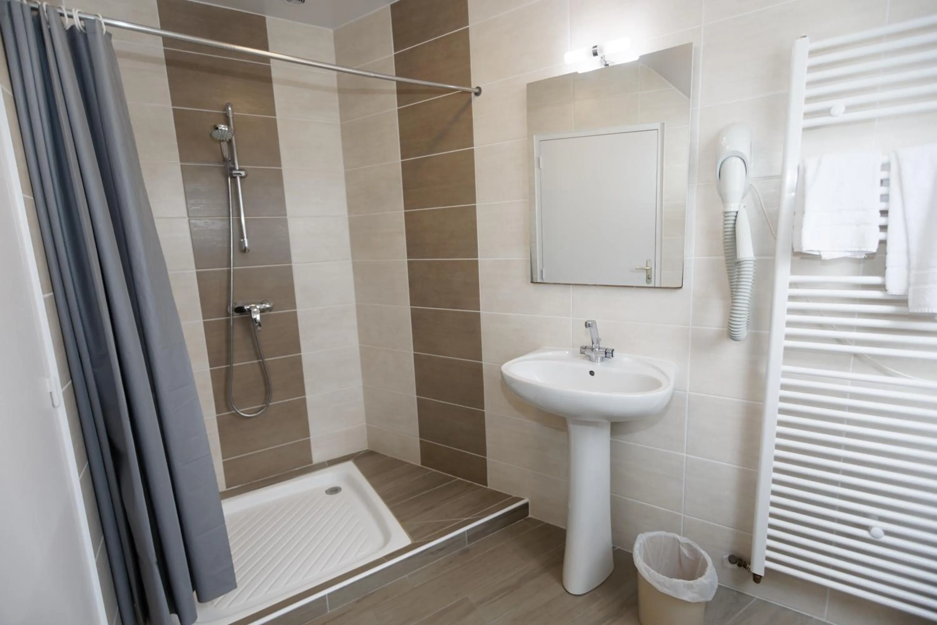 Bathroom in Contact Hôtel - Hôtel Le Lion d'Or Lamballe