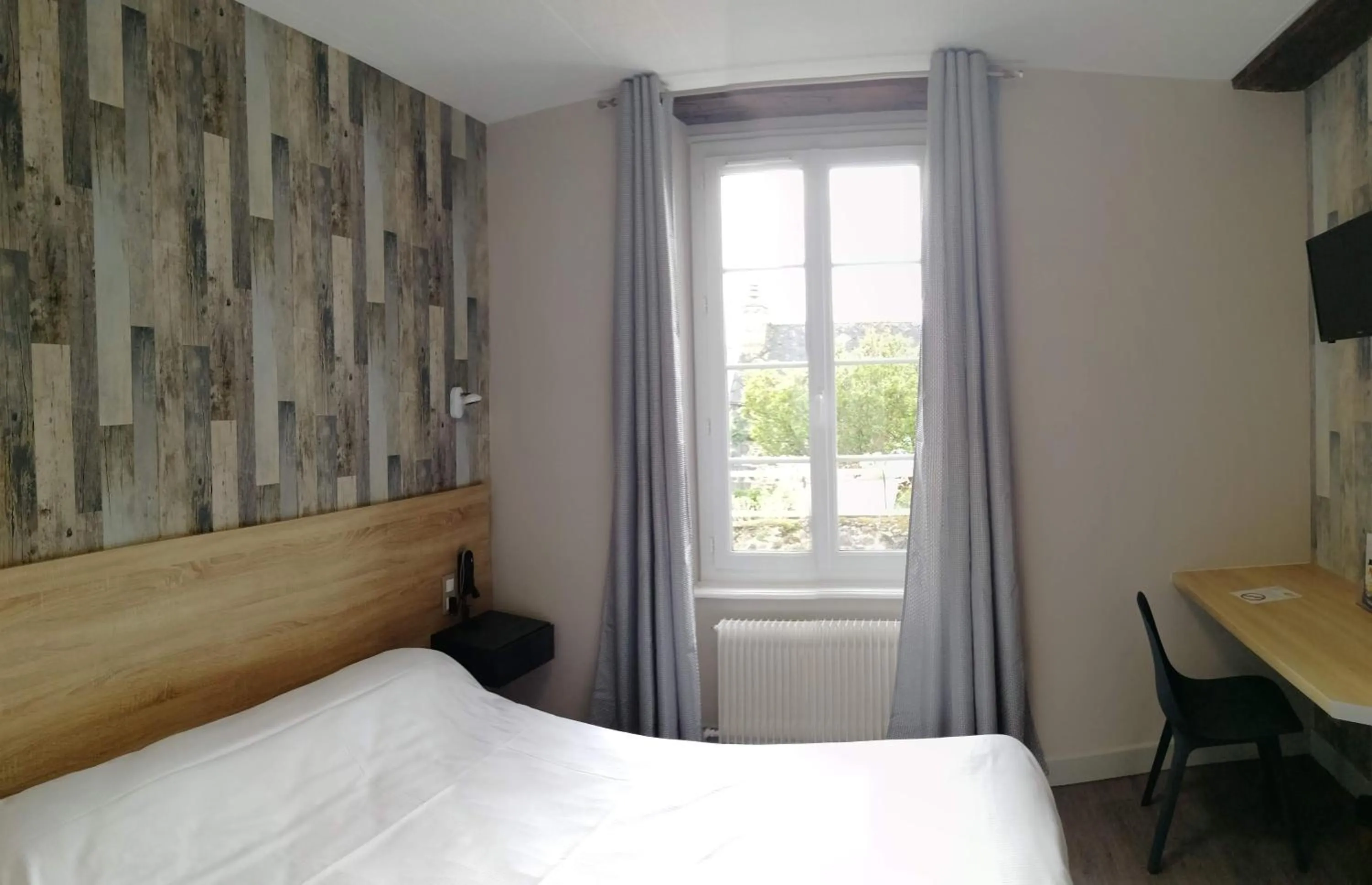 Photo of the whole room, Bed in Contact Hôtel - Hôtel Le Lion d'Or Lamballe