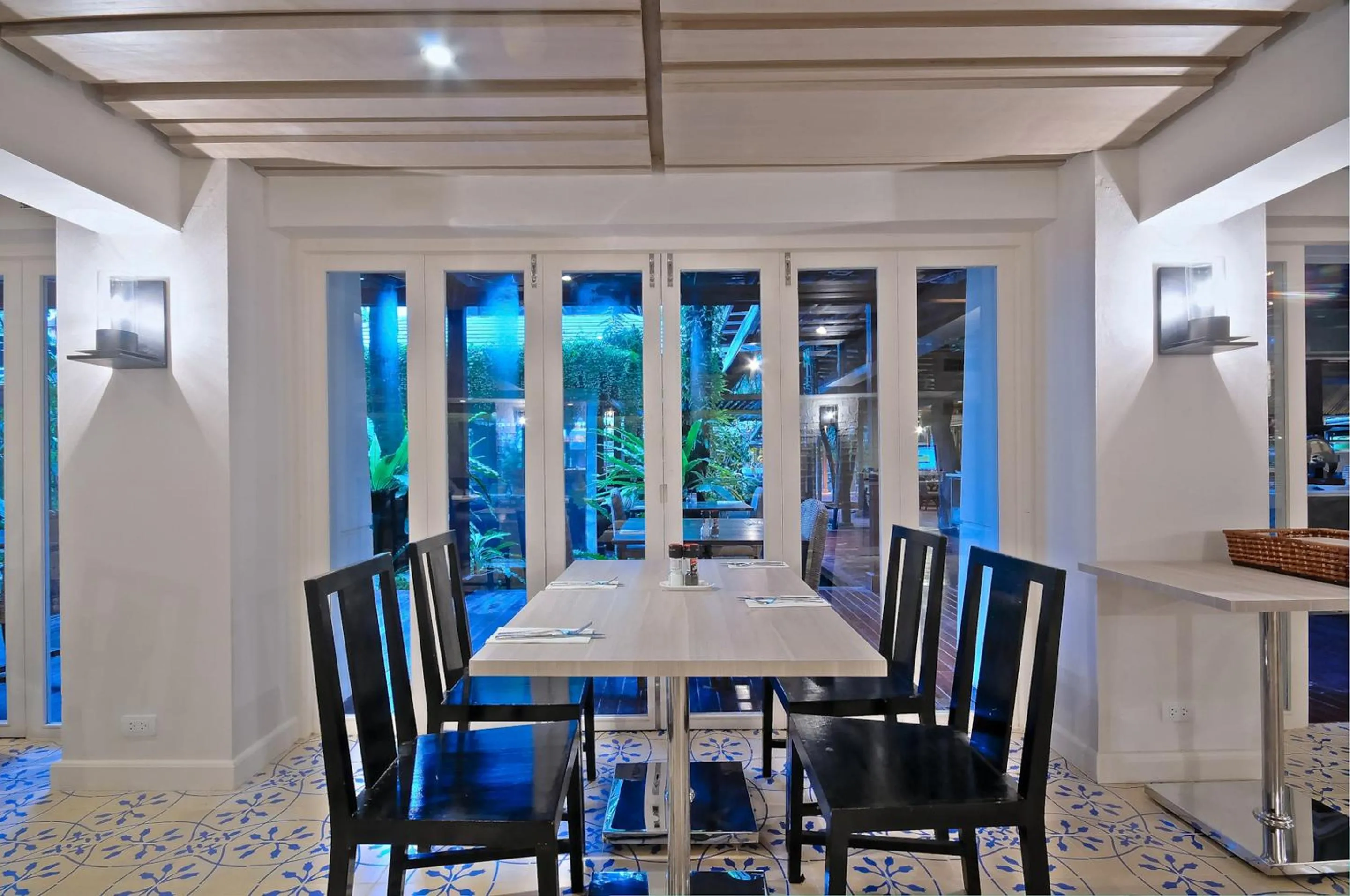 Restaurant/places to eat in Burasari Phuket Resort & Spa