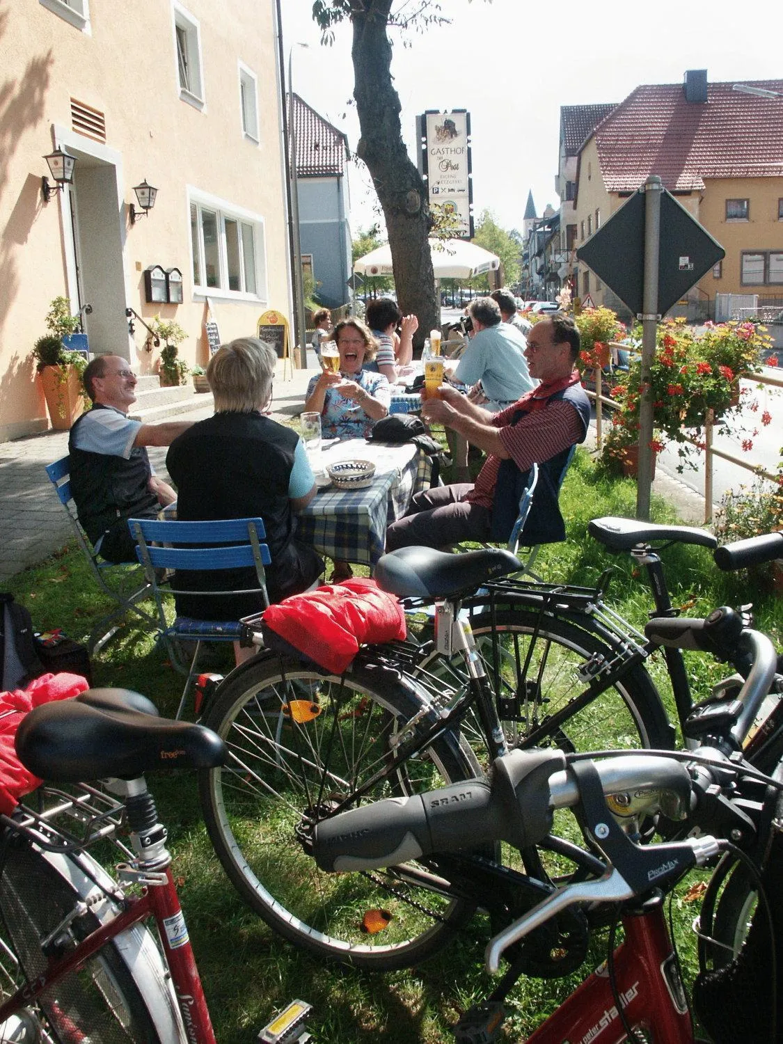 People in Gasthof zur Post Hotel und Parkplatz