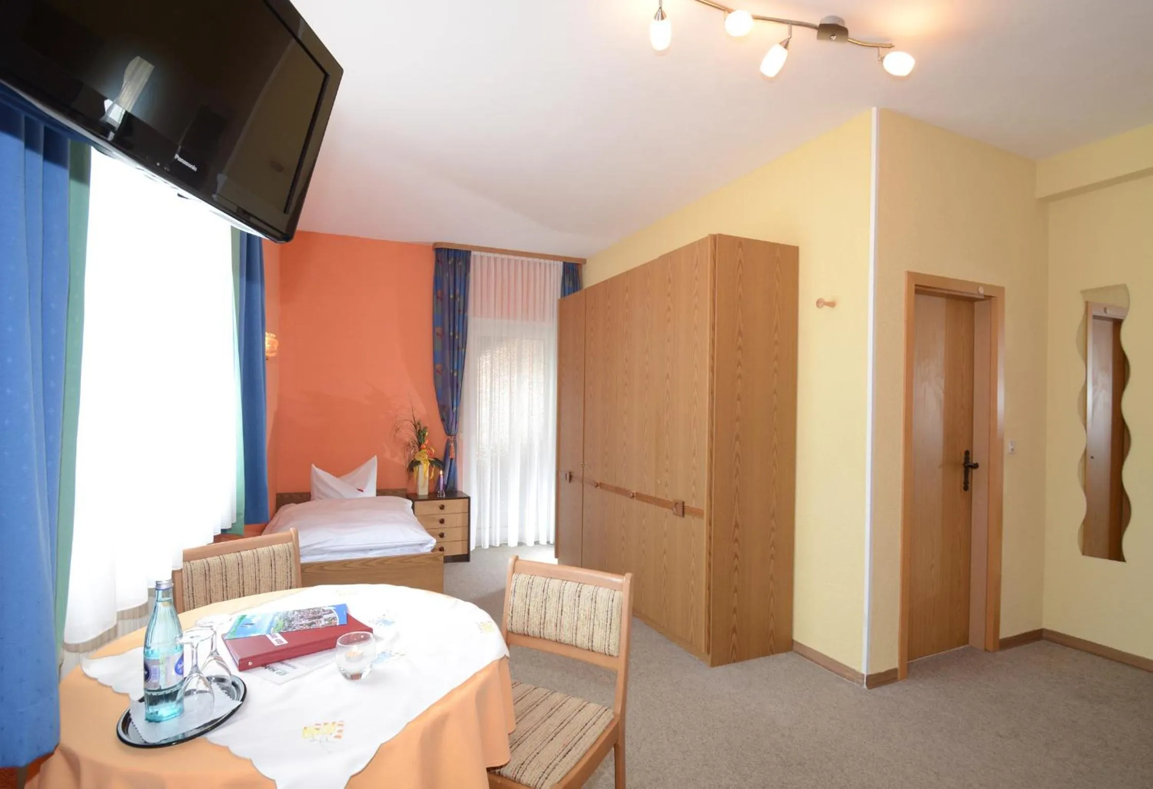 TV and multimedia, Bed in Gasthof zur Post Hotel und Parkplatz