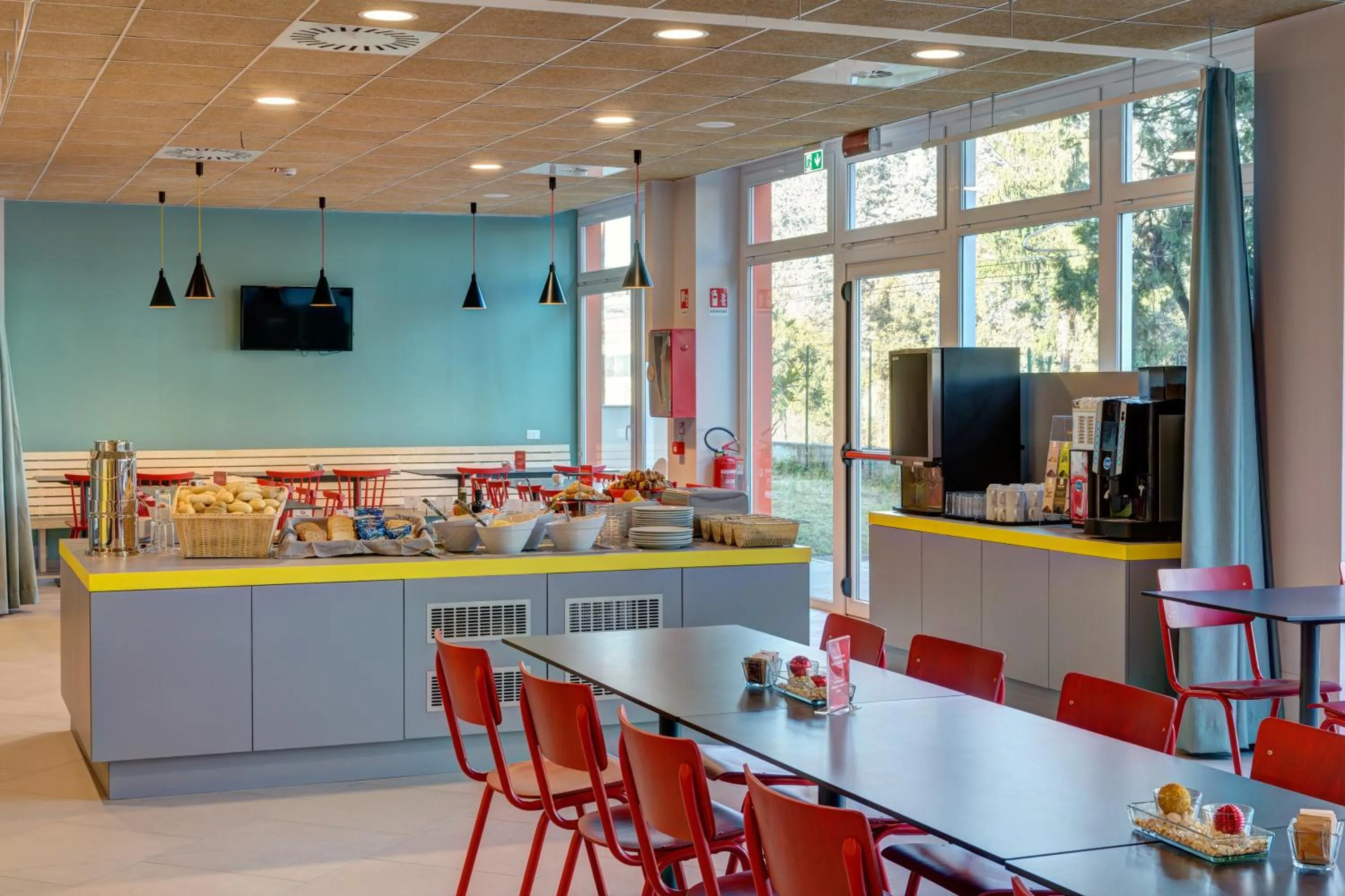 Buffet breakfast in MEININGER Milano Garibaldi