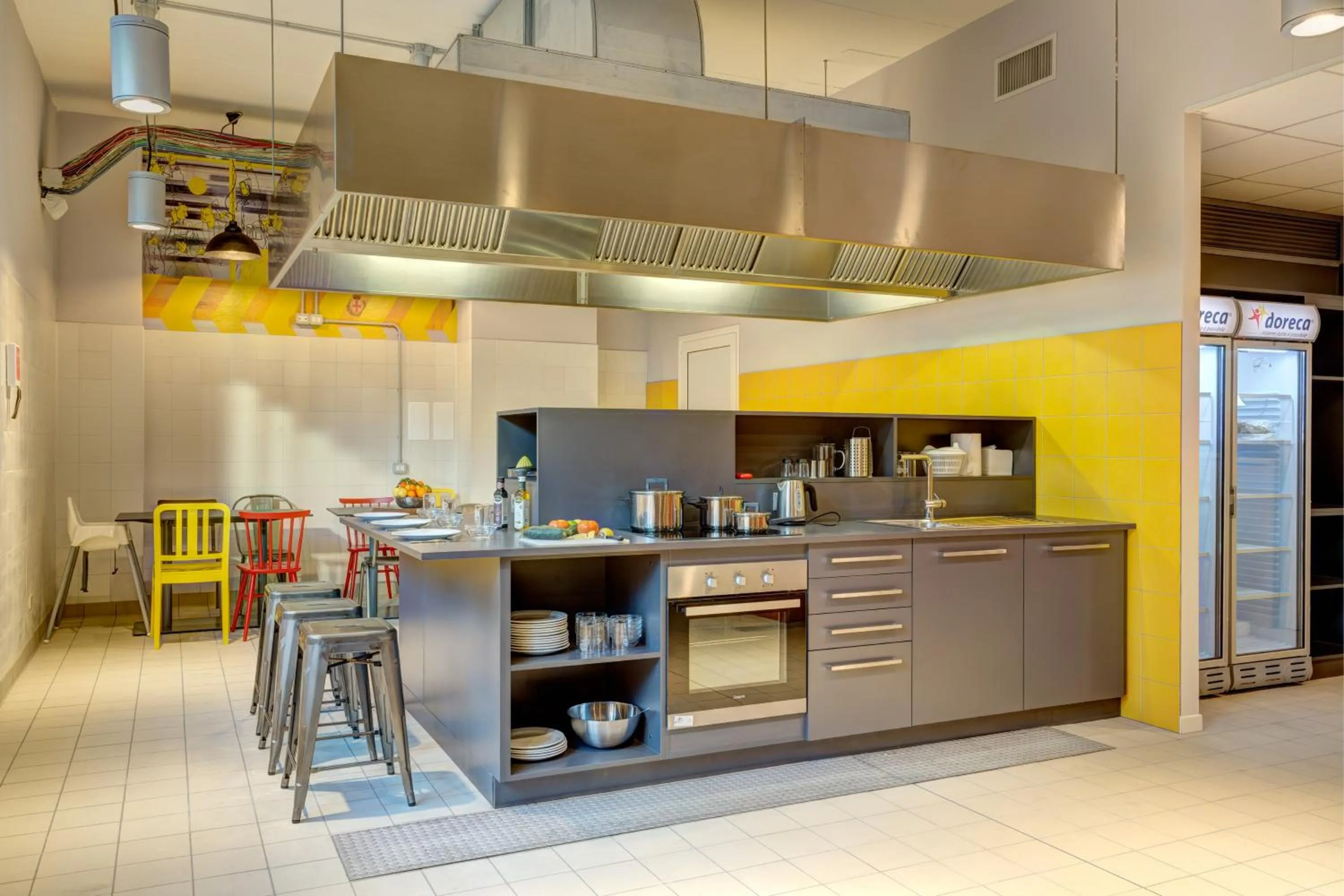 Communal kitchen in MEININGER Milano Garibaldi