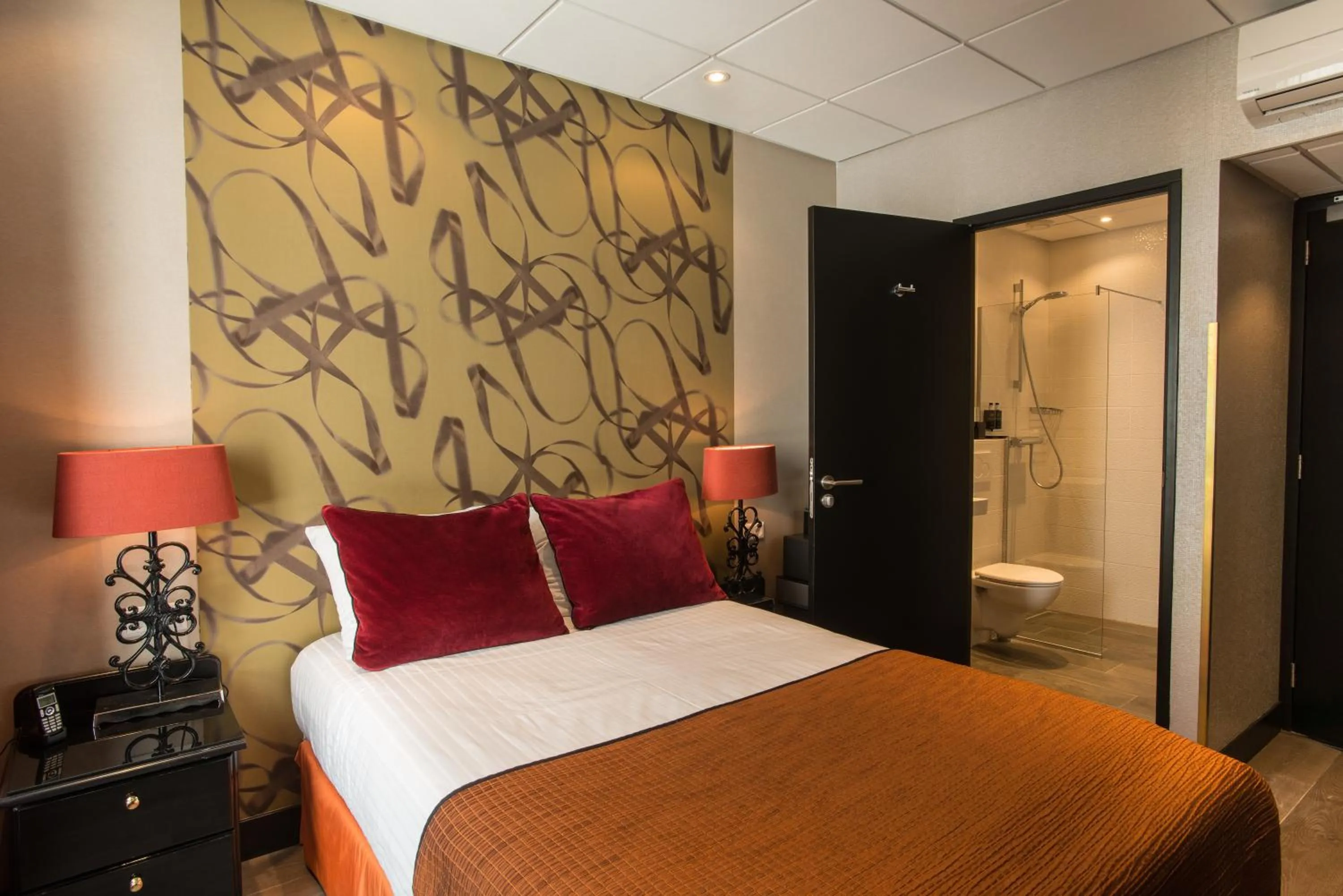 View (from property/room), Bed in Hotel Sebastians