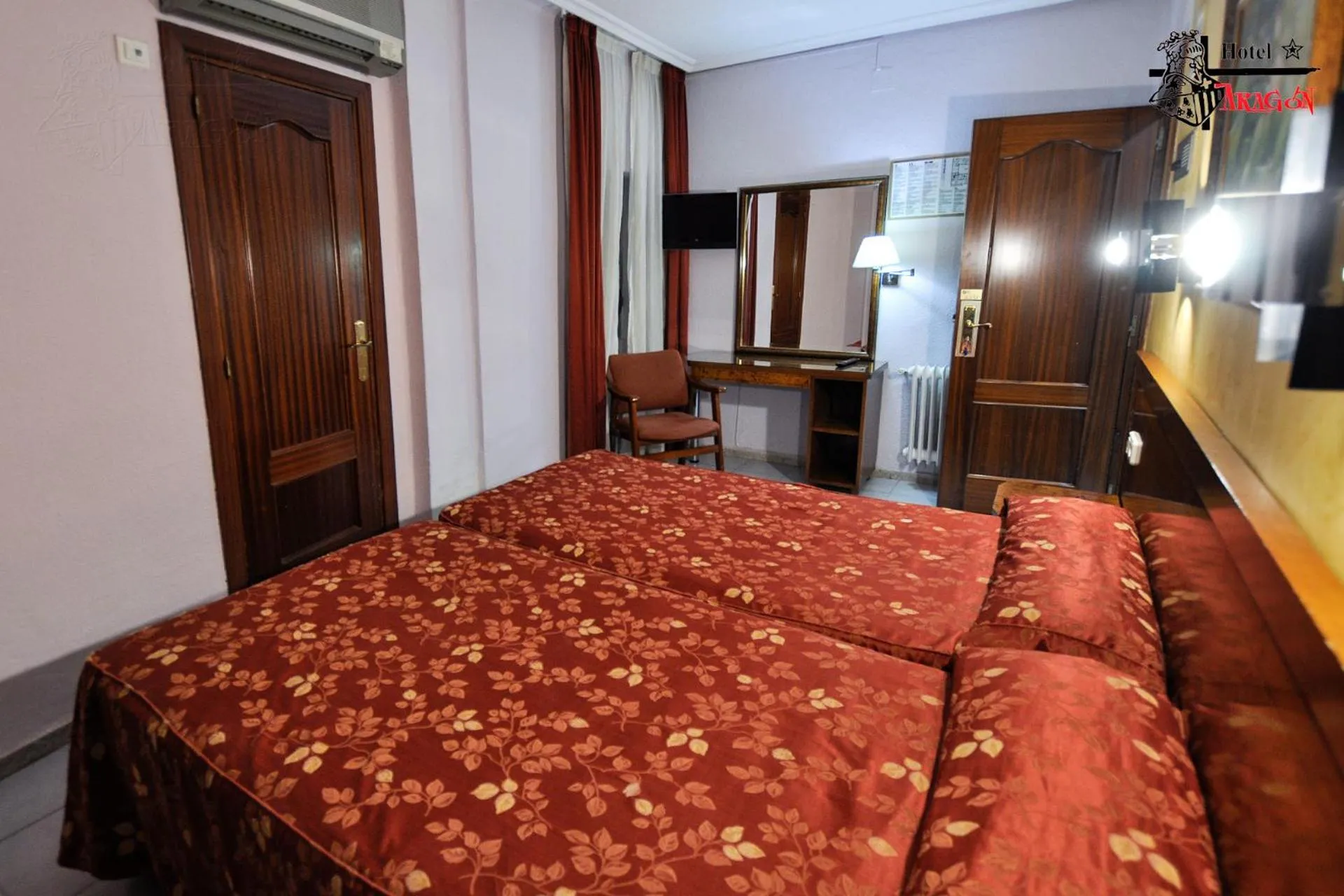 Bed in Hotel Aragón