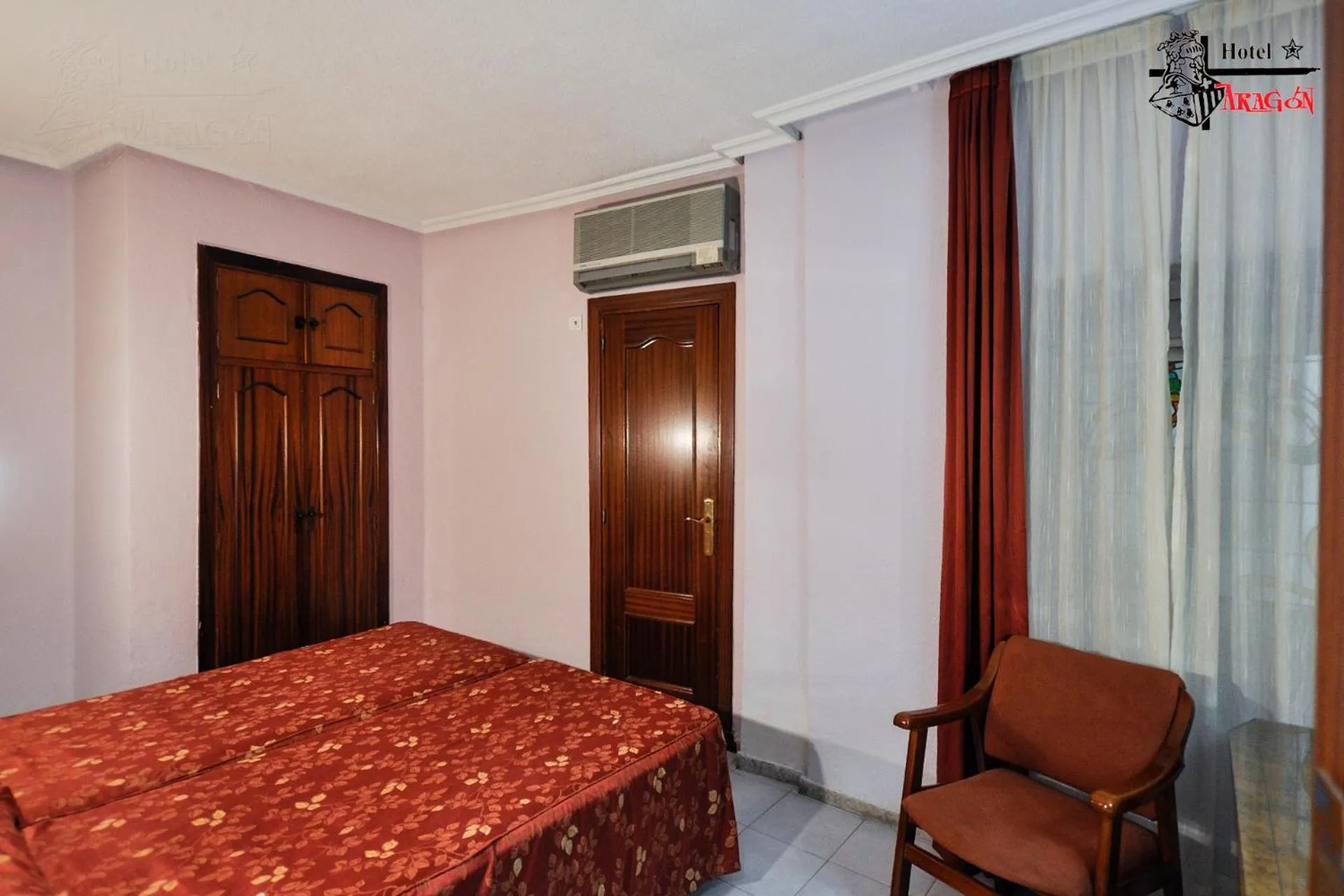 Bed in Hotel Aragón