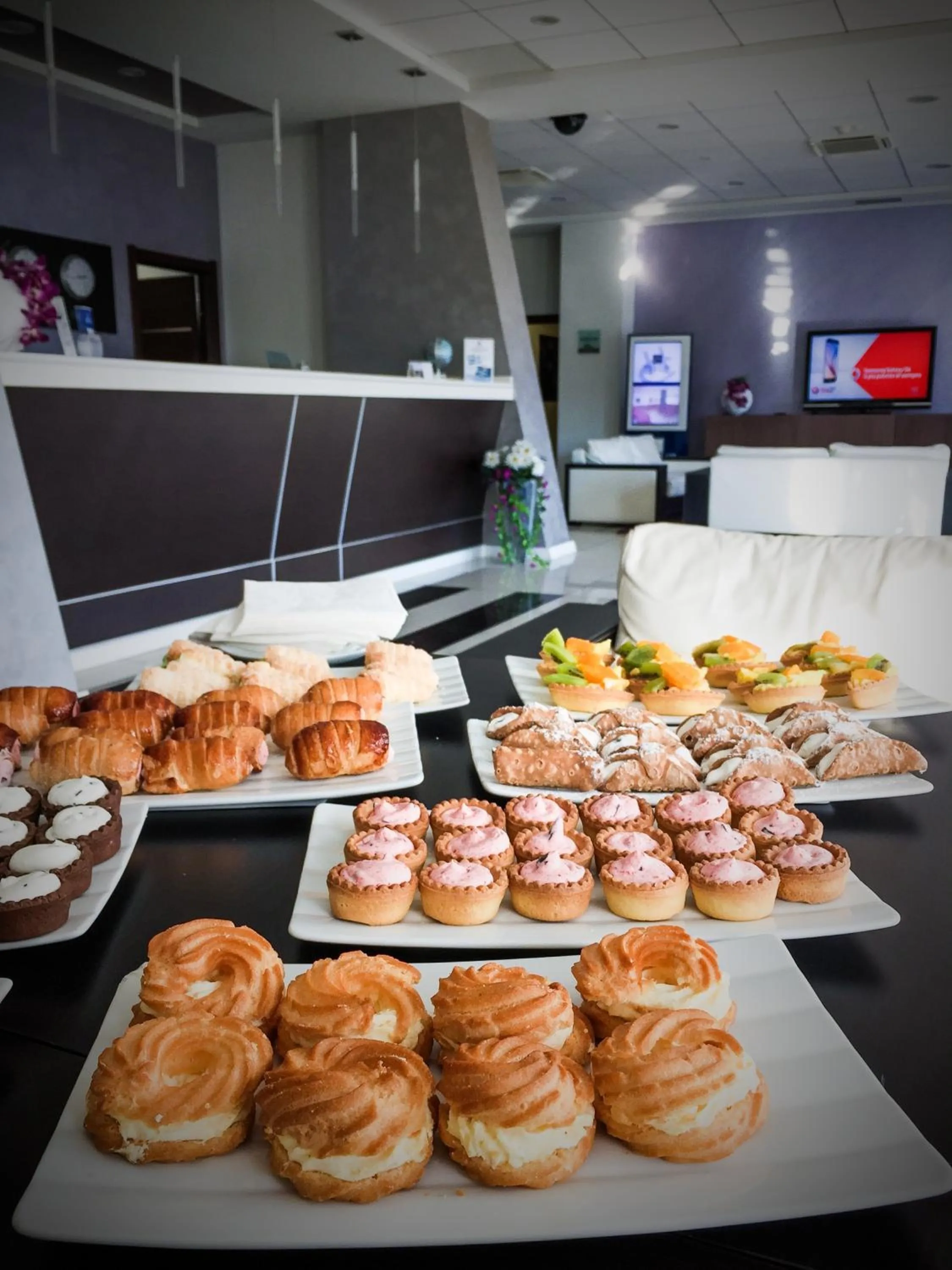 Communal lounge/ TV room in Best Western Hotel Class Lamezia