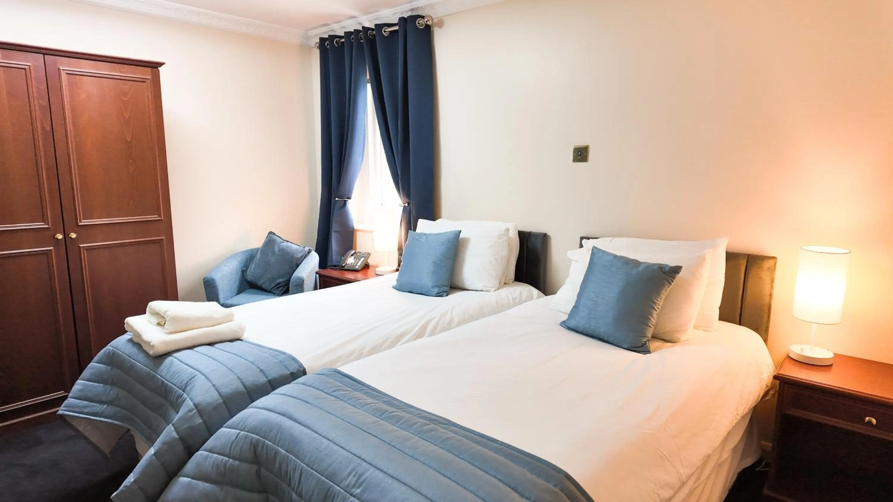 Twin Room - single occupancy in Santo's Higham Farm Hotel