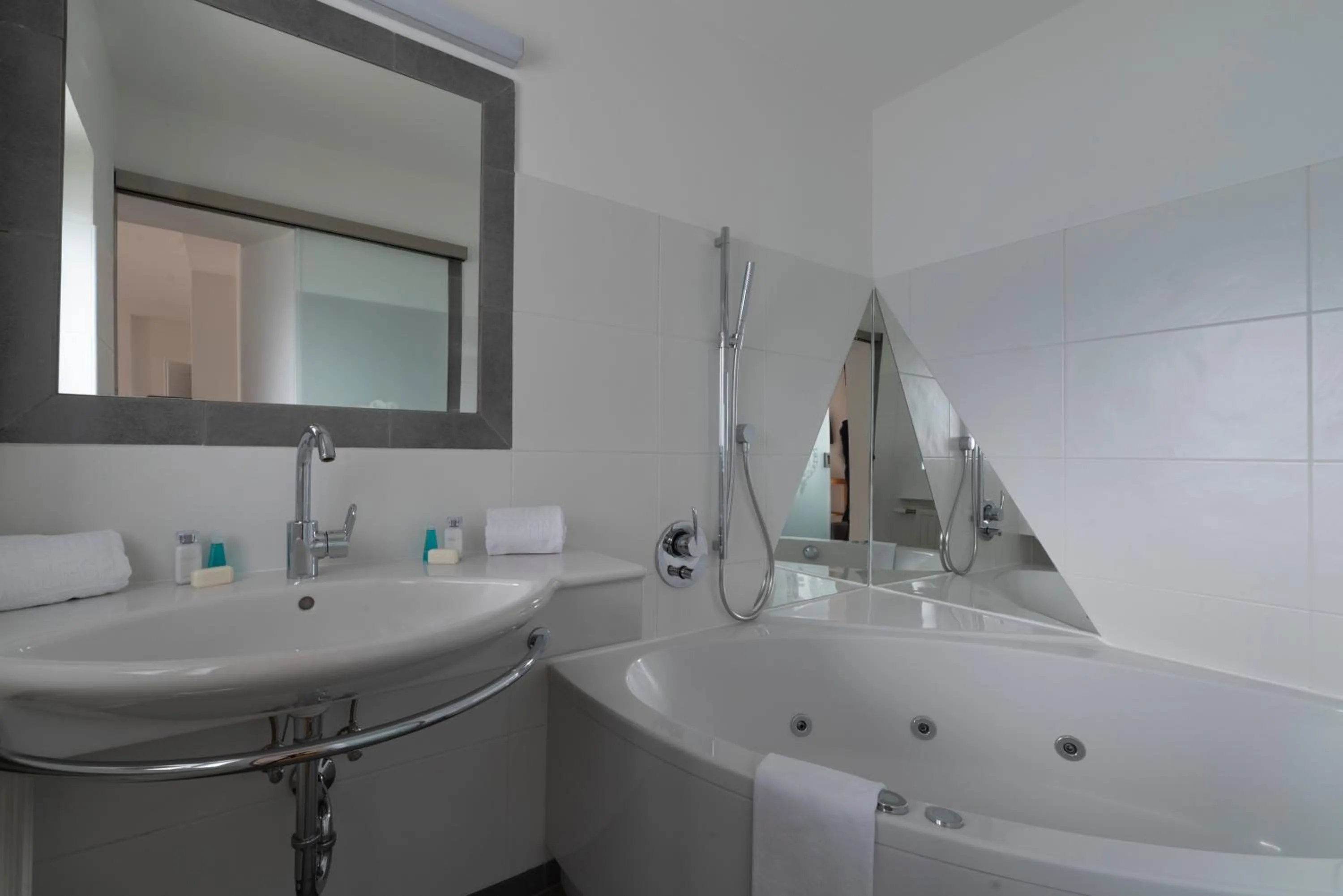 Bathroom in Romantik Residenz (Ferienwohnungen Hotel Im Weissen Rössl) - Dependance