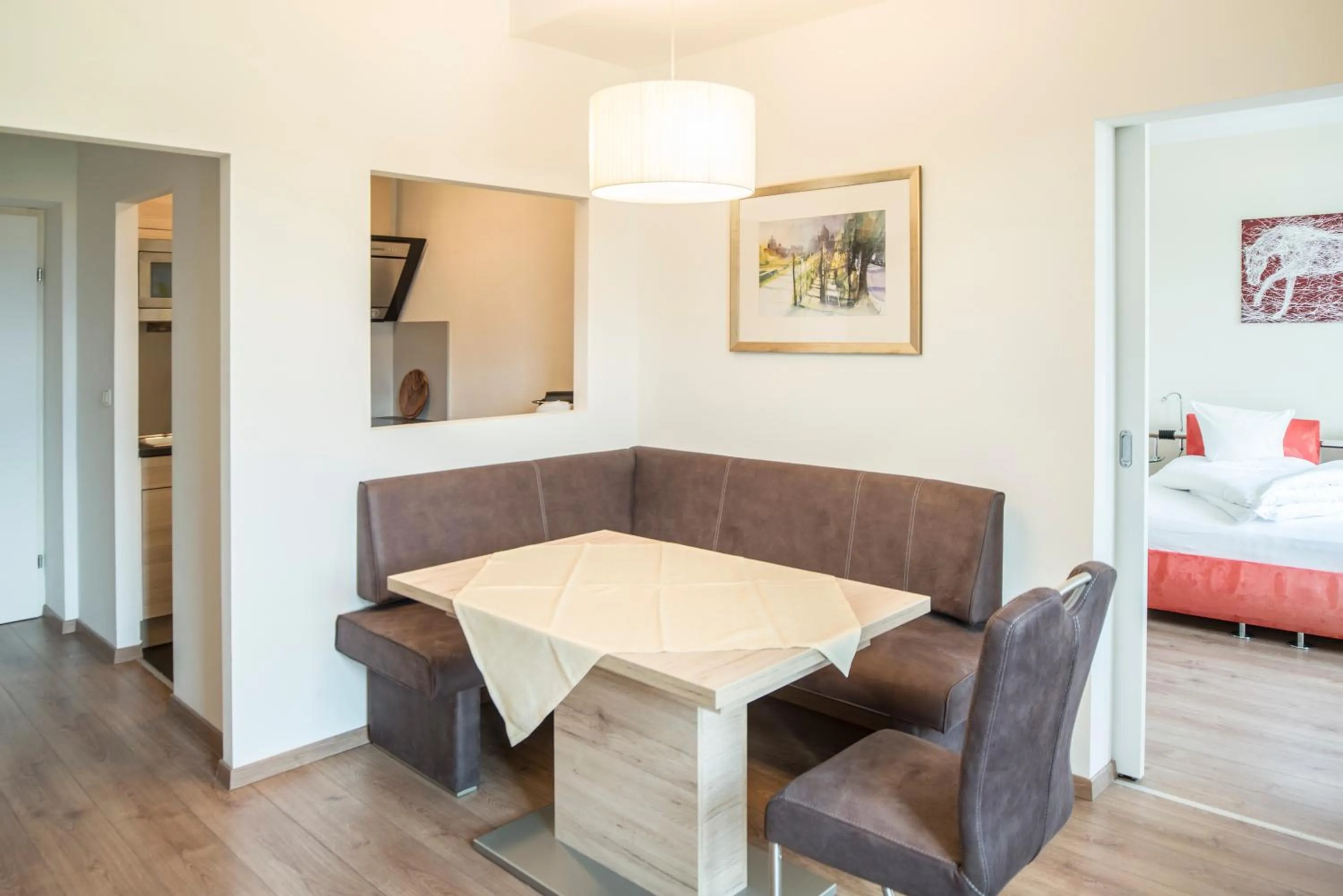 Dining area, Bed in Romantik Residenz (Ferienwohnungen Hotel Im Weissen Rössl) - Dependance