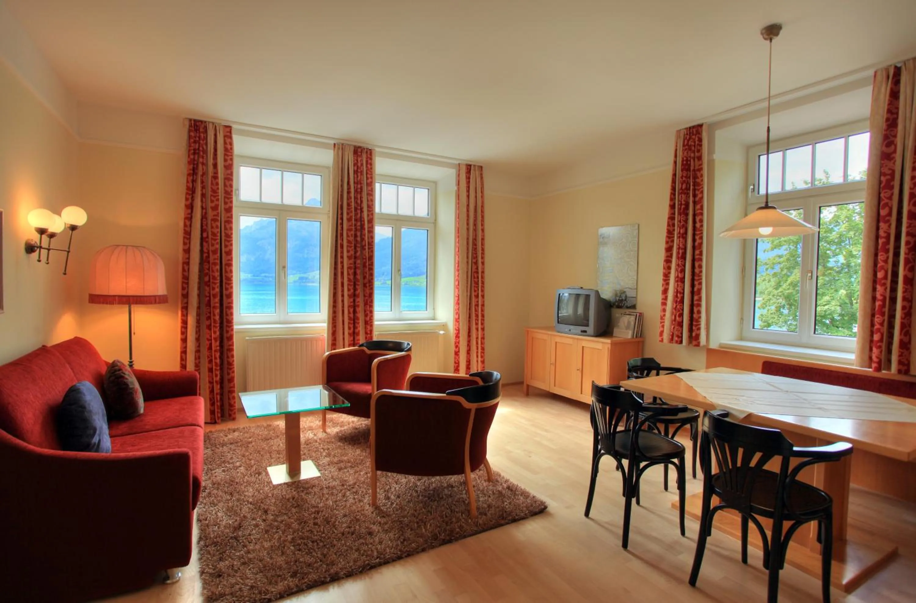 Living room in Romantik Residenz (Ferienwohnungen Hotel Im Weissen Rössl) - Dependance