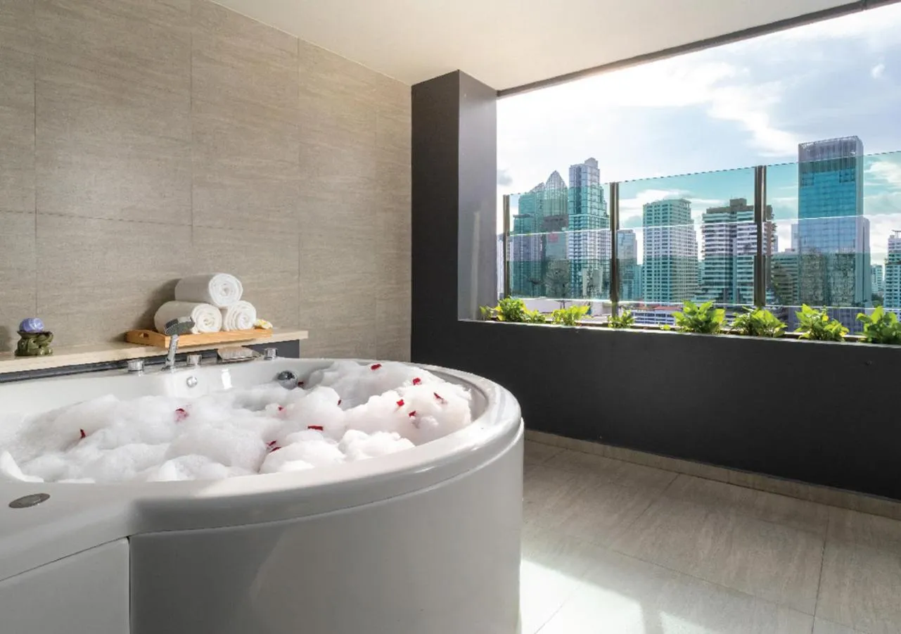 Bathroom in Solitaire Bangkok Sukhumvit 11