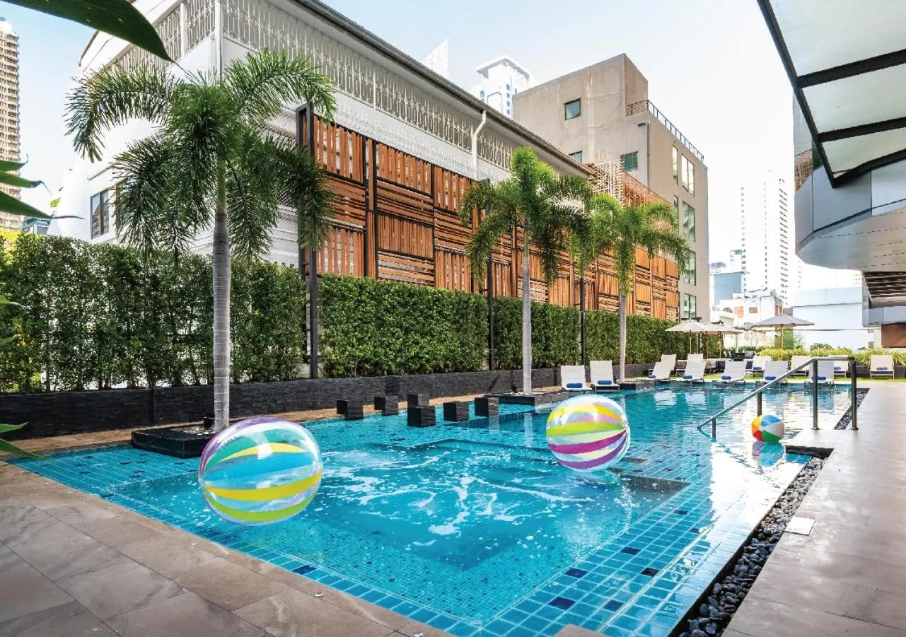 Swimming pool in Solitaire Bangkok Sukhumvit 11