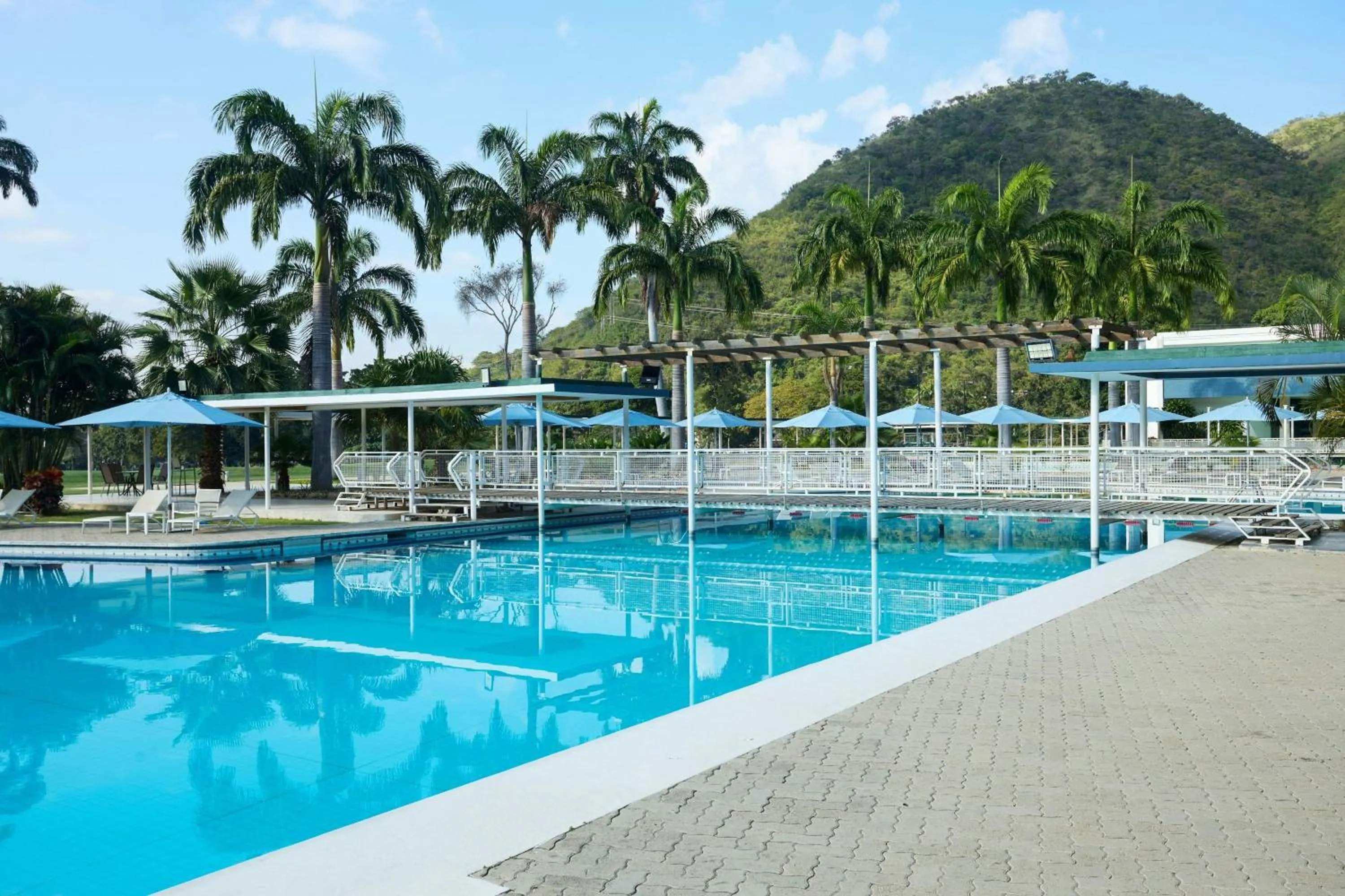 Swimming pool in Marriott Maracay Golf Resort