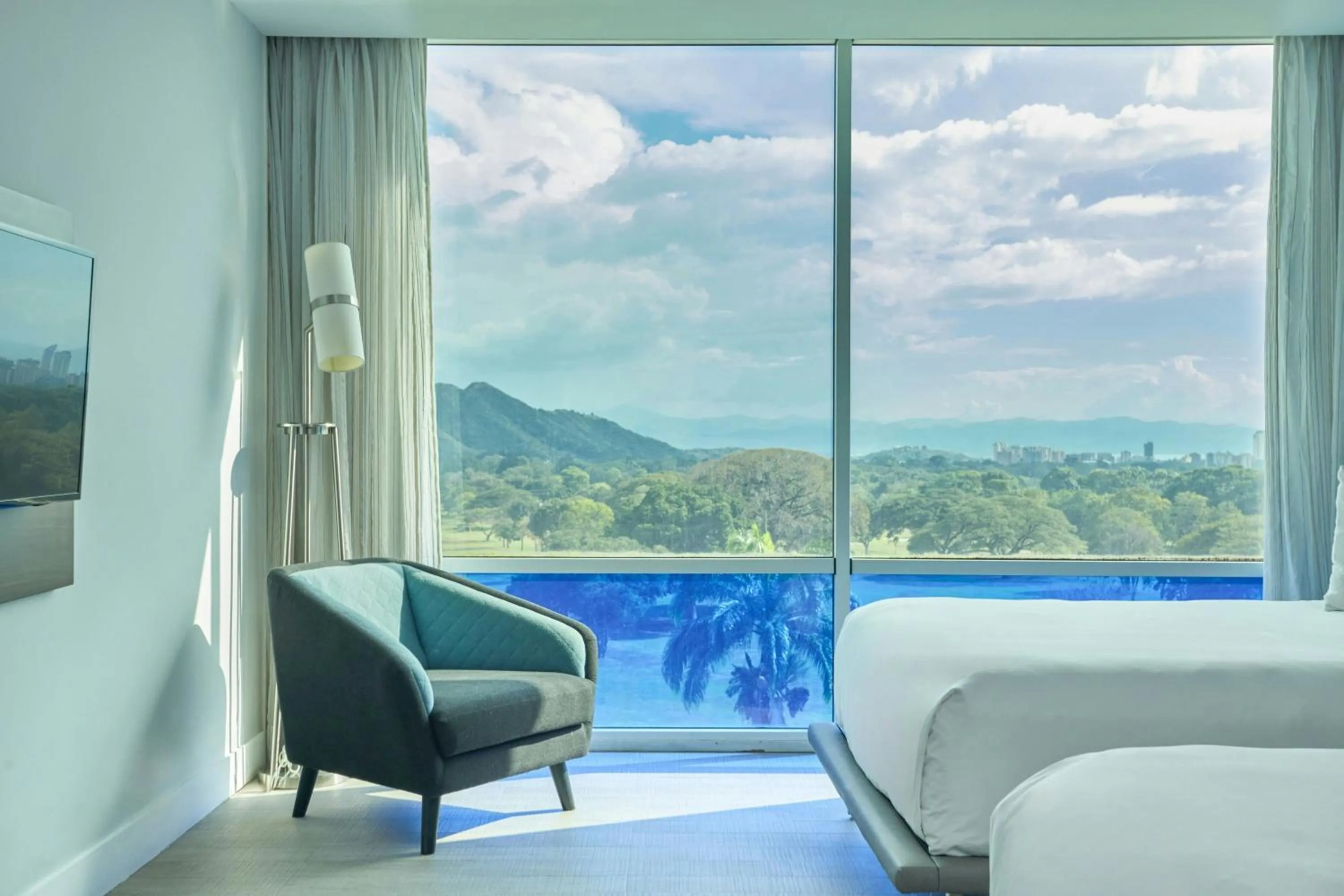 Photo of the whole room, Bed in Marriott Maracay Golf Resort