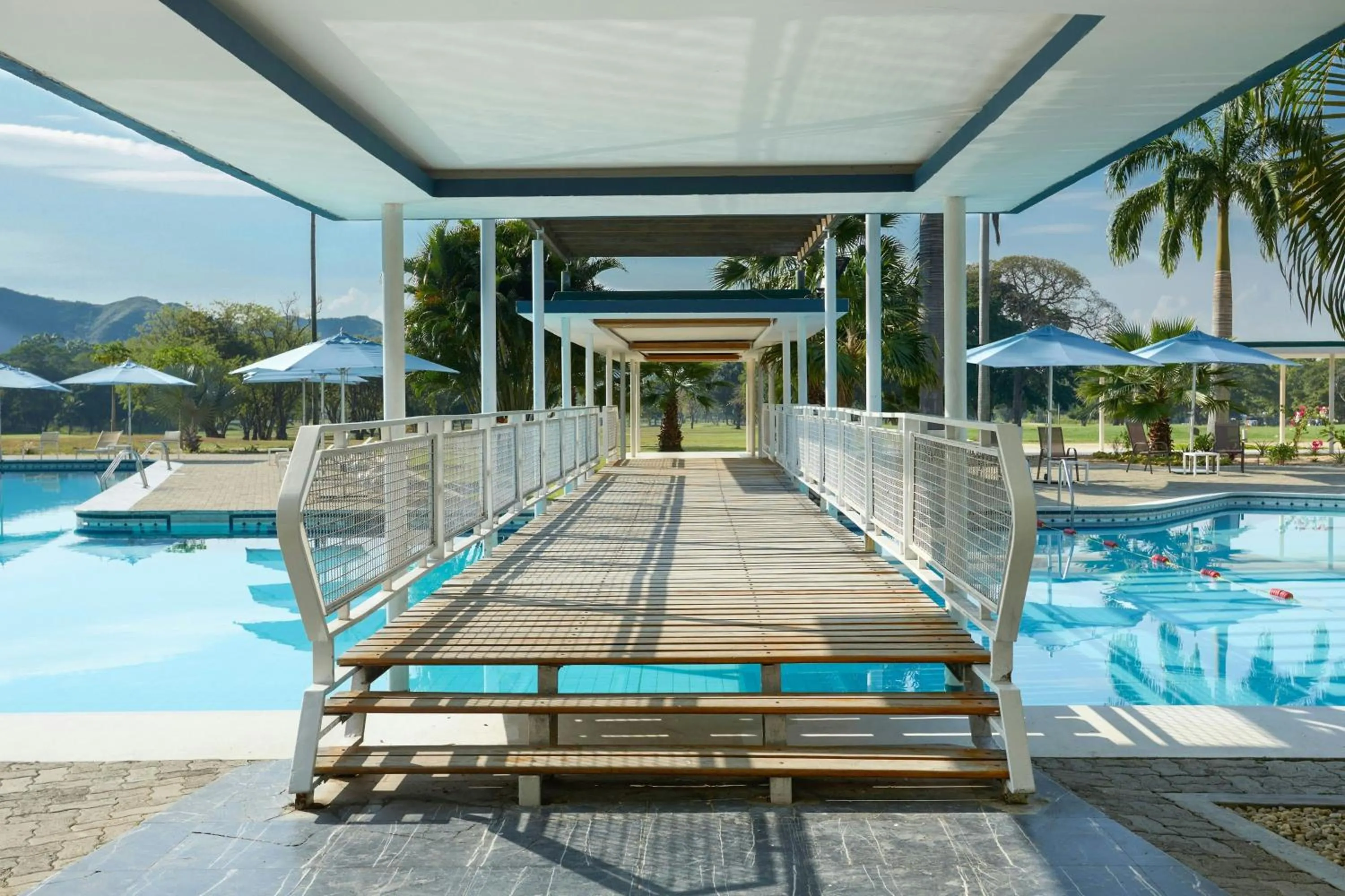 Swimming pool in Marriott Maracay Golf Resort