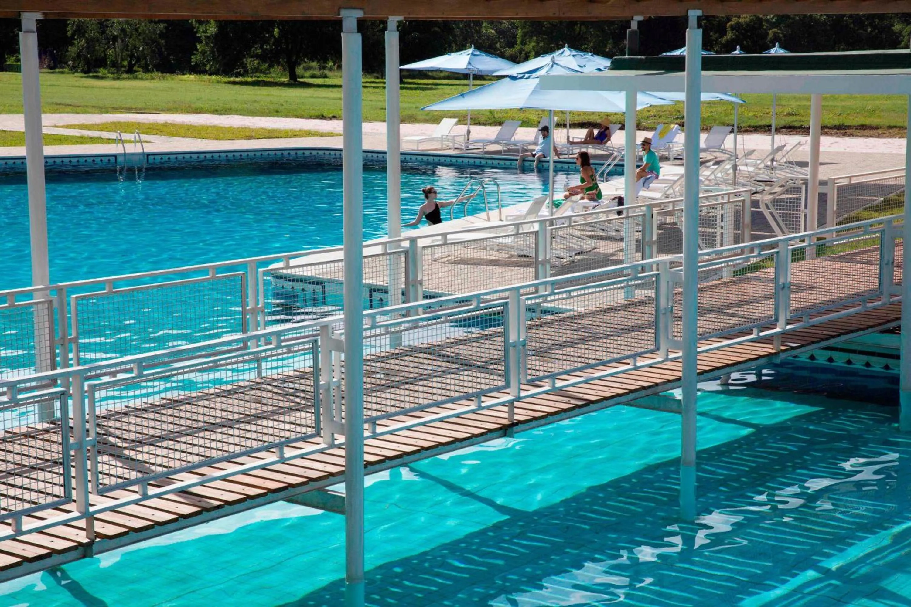 Swimming pool in Marriott Maracay Golf Resort