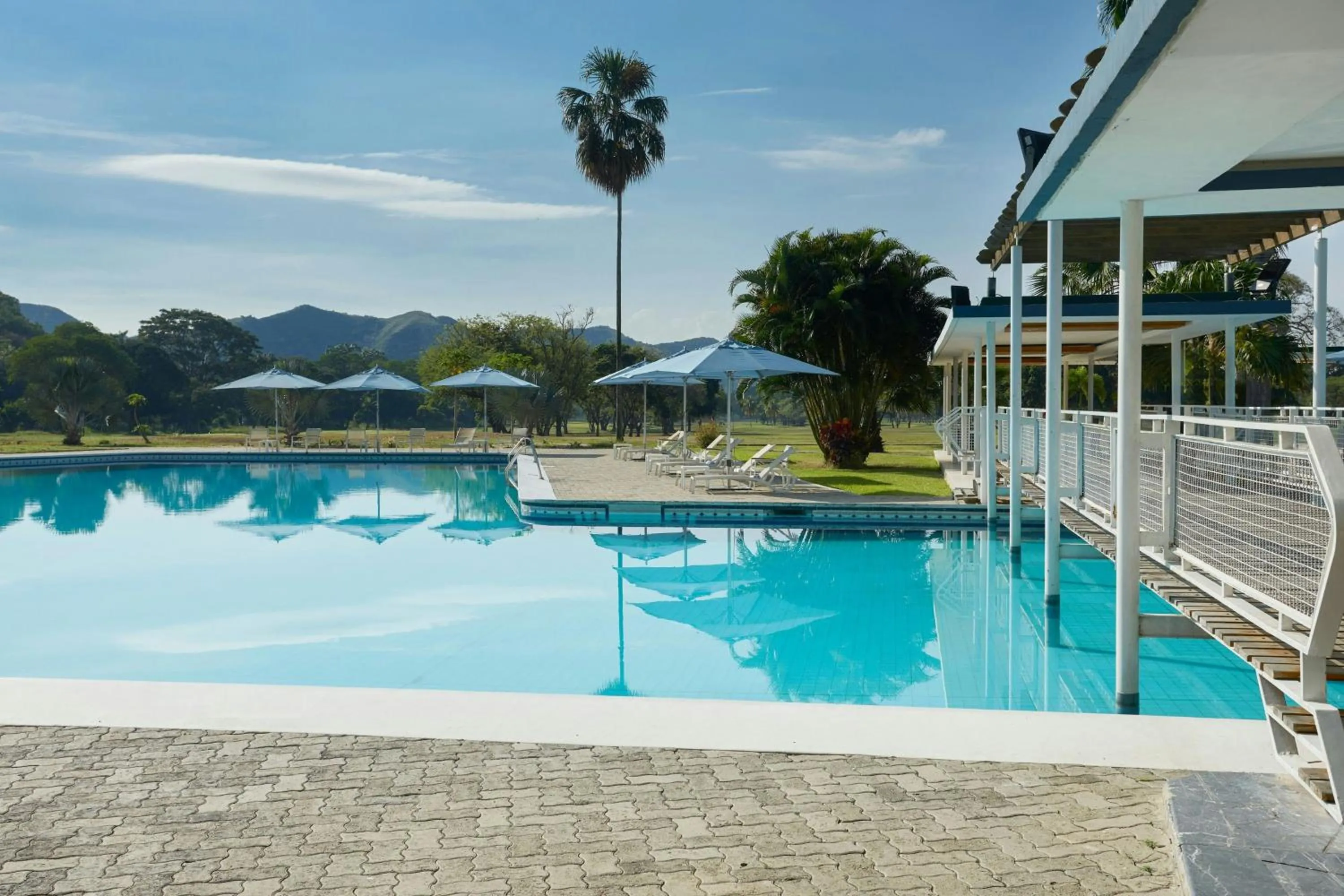 Swimming pool in Marriott Maracay Golf Resort