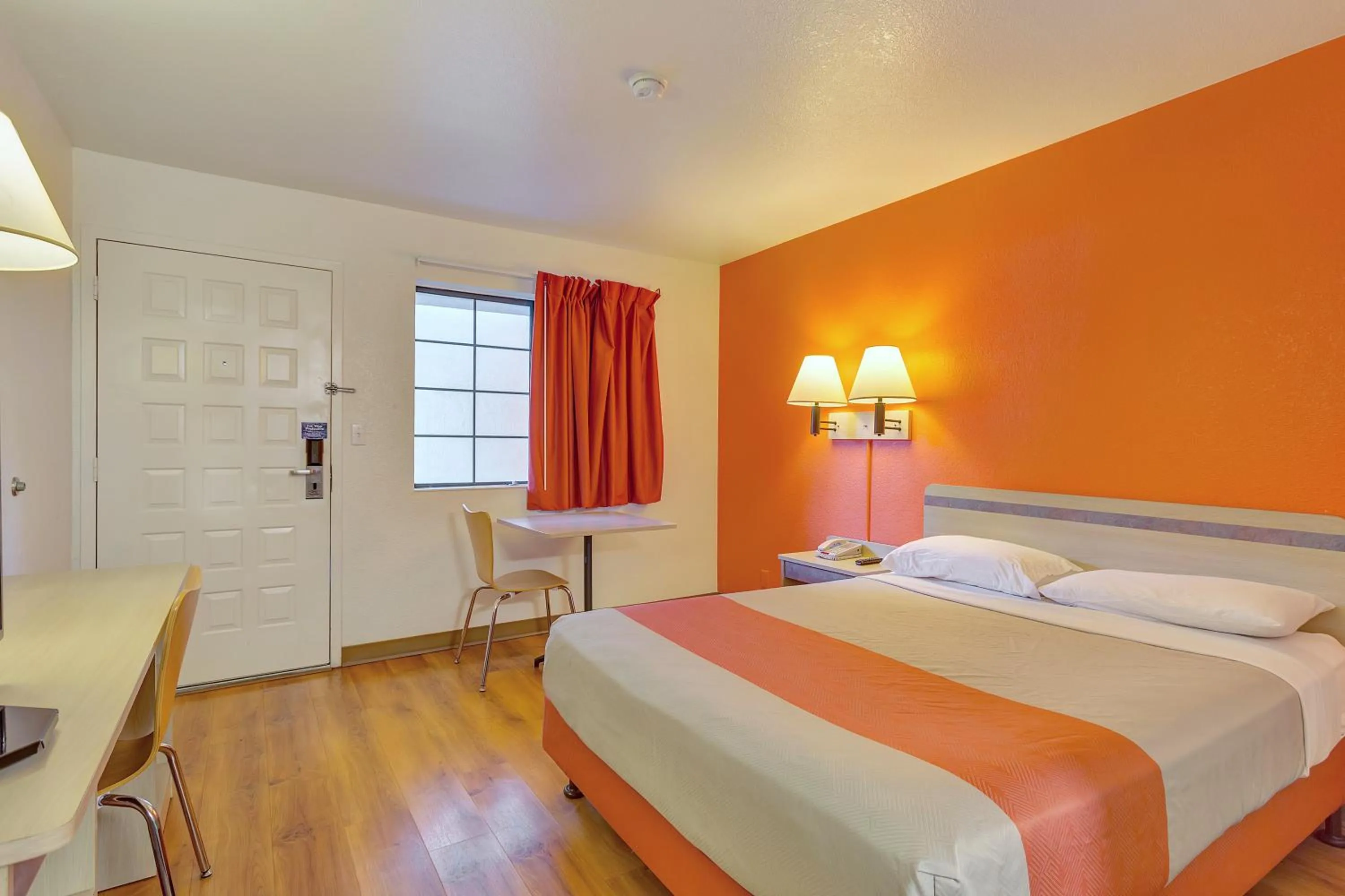 Photo of the whole room, Bed in Super 8 by Wyndham Santa Rosa North