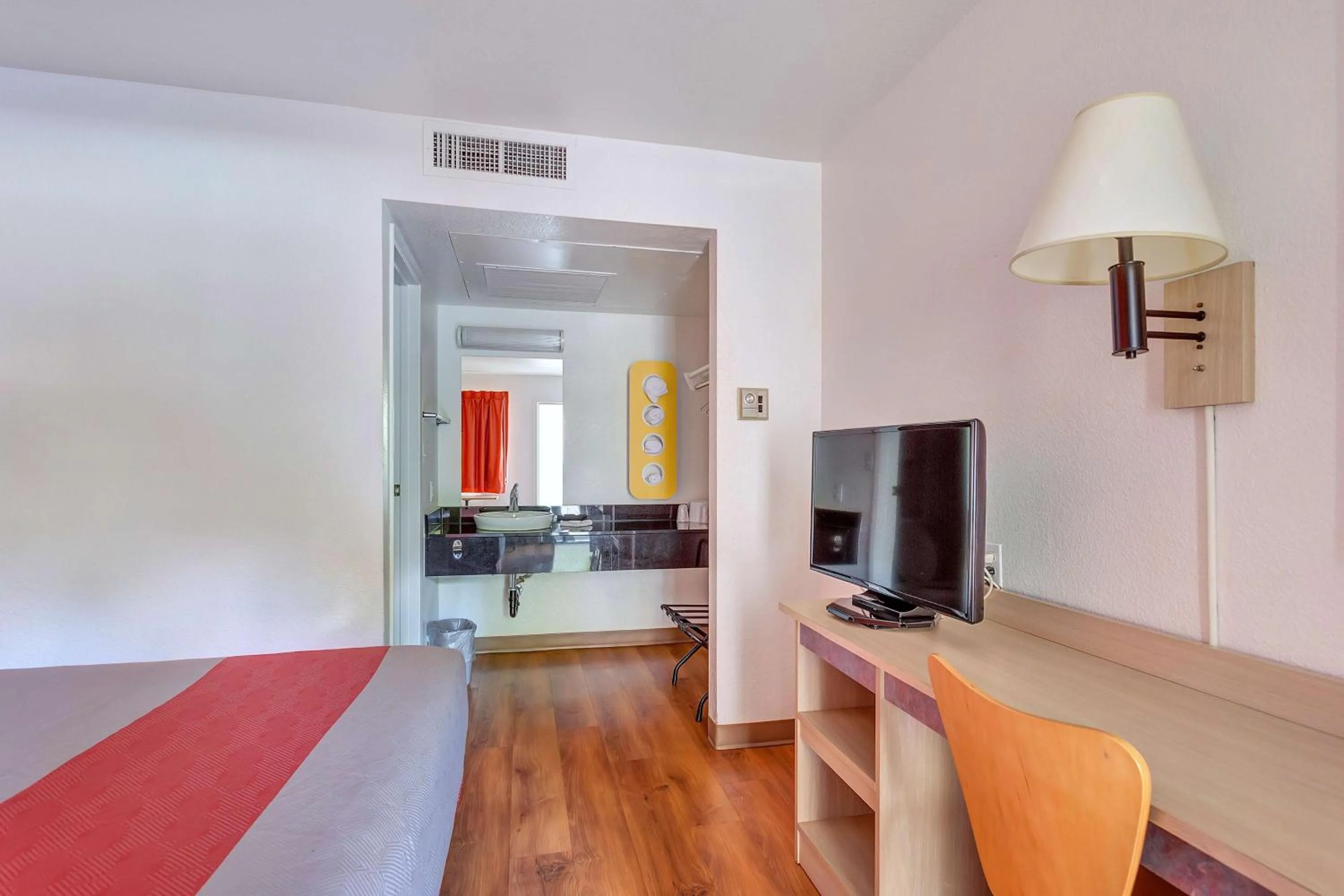 Bedroom, Bed in Super 8 by Wyndham Santa Rosa North