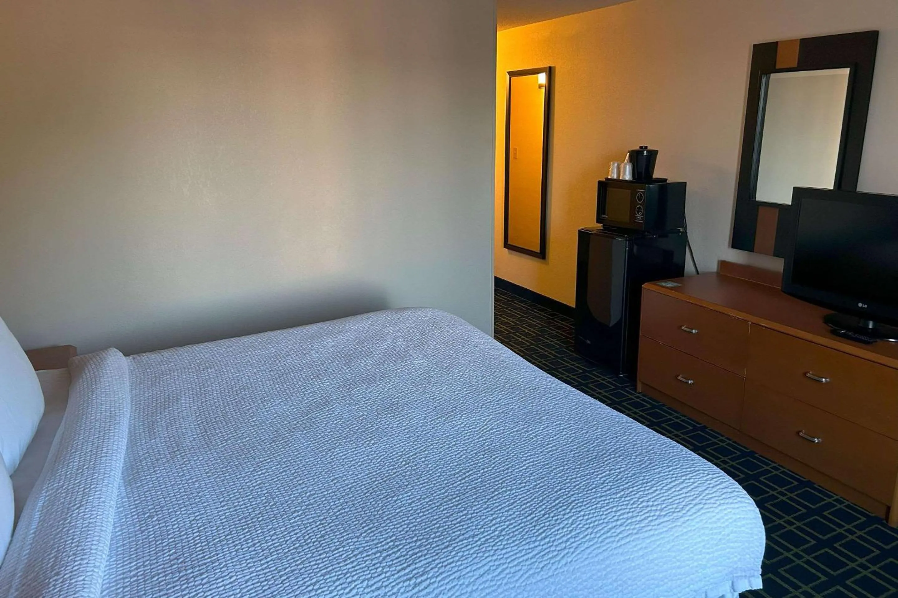 Bedroom, Bed in Country Inn & Suites by Radisson, Fayetteville I-95, NC