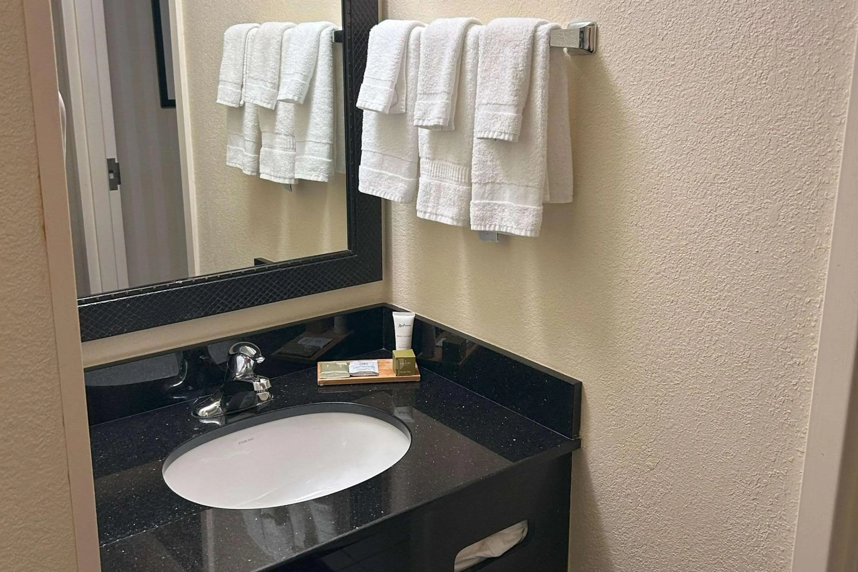 Bedroom in Country Inn & Suites by Radisson, Fayetteville I-95, NC