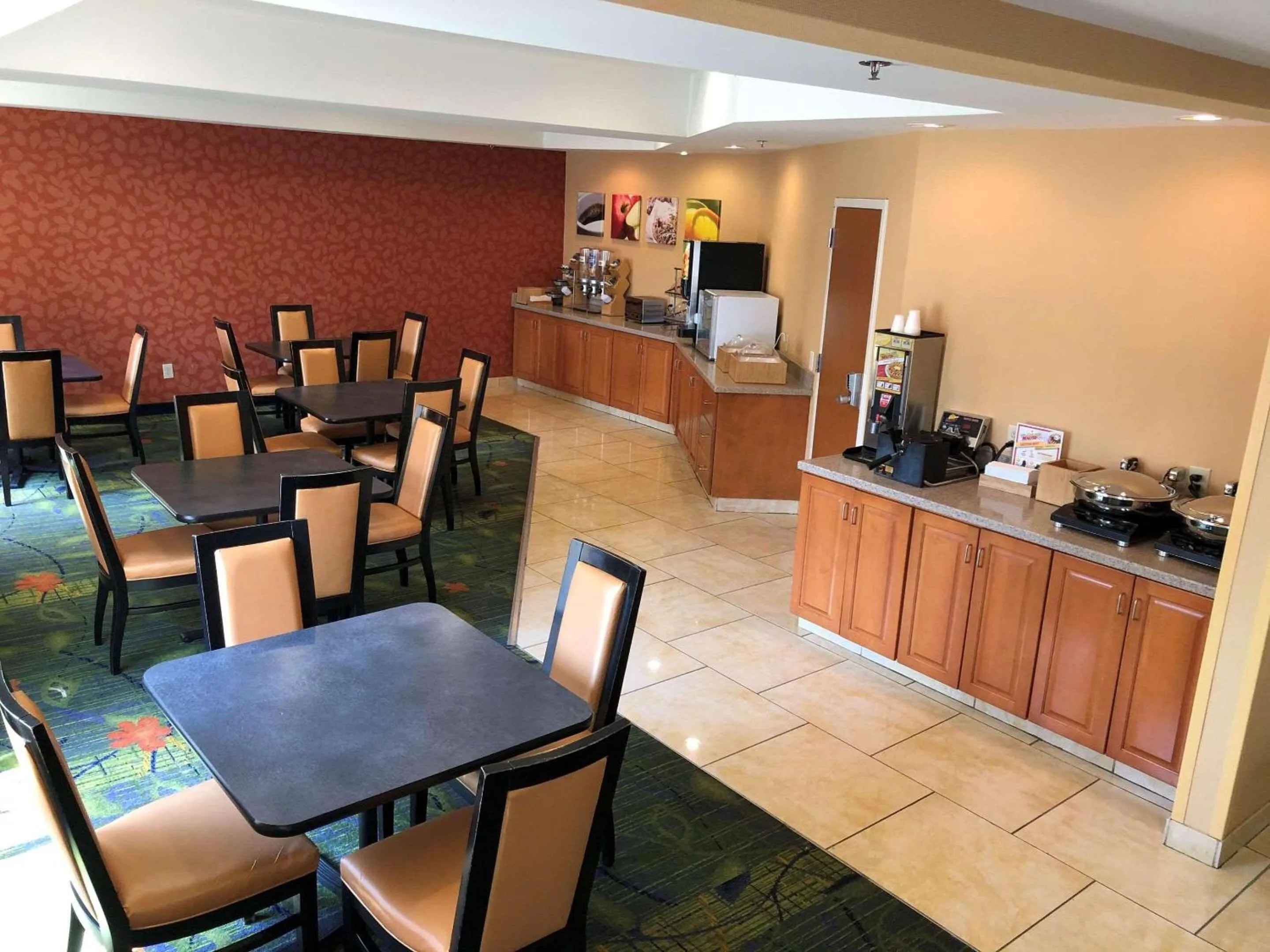 Restaurant/places to eat in Country Inn & Suites by Radisson, Fayetteville I-95, NC