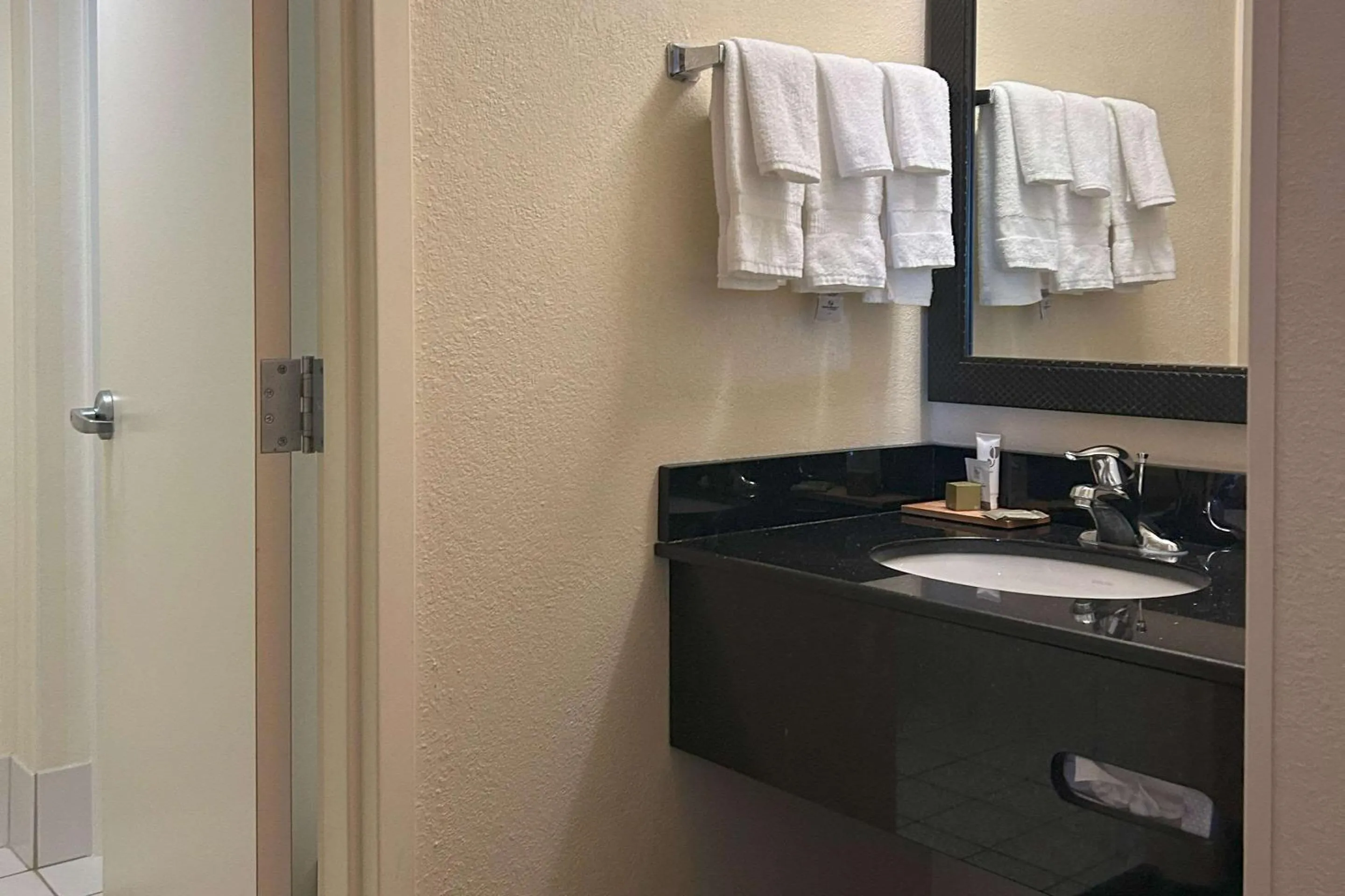 Bedroom in Country Inn & Suites by Radisson, Fayetteville I-95, NC