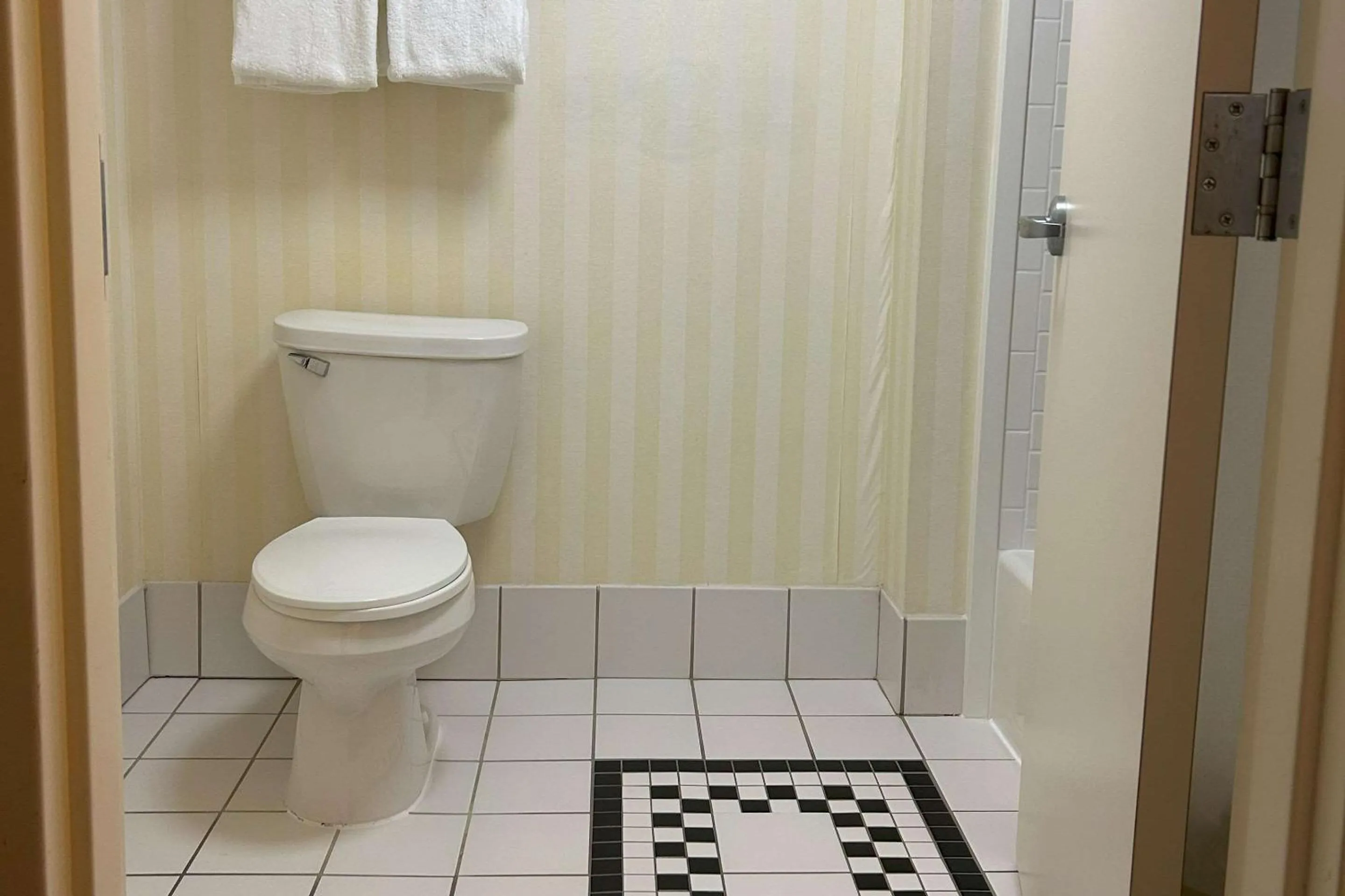 Bedroom in Country Inn & Suites by Radisson, Fayetteville I-95, NC