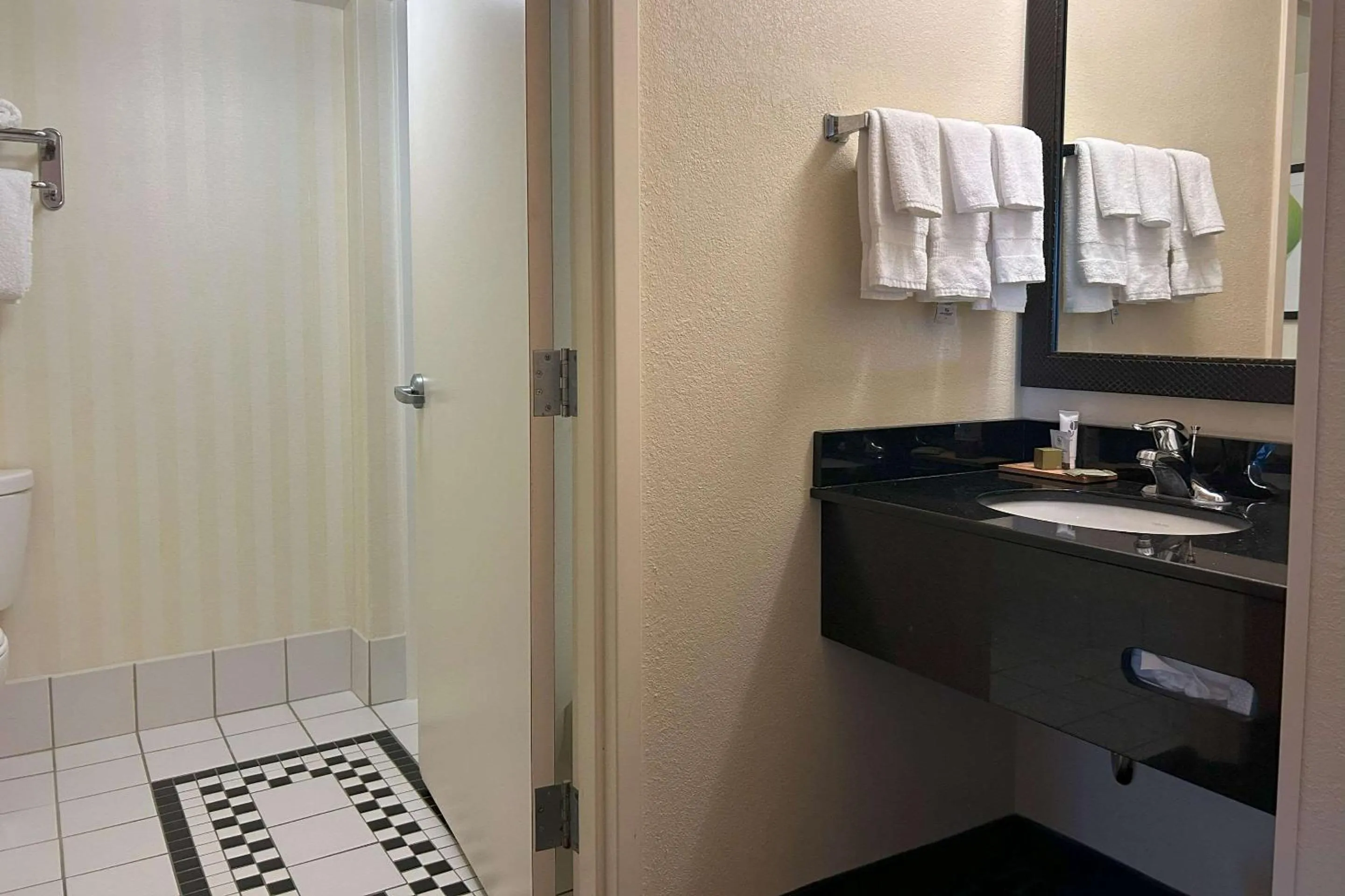 Bedroom in Country Inn & Suites by Radisson, Fayetteville I-95, NC