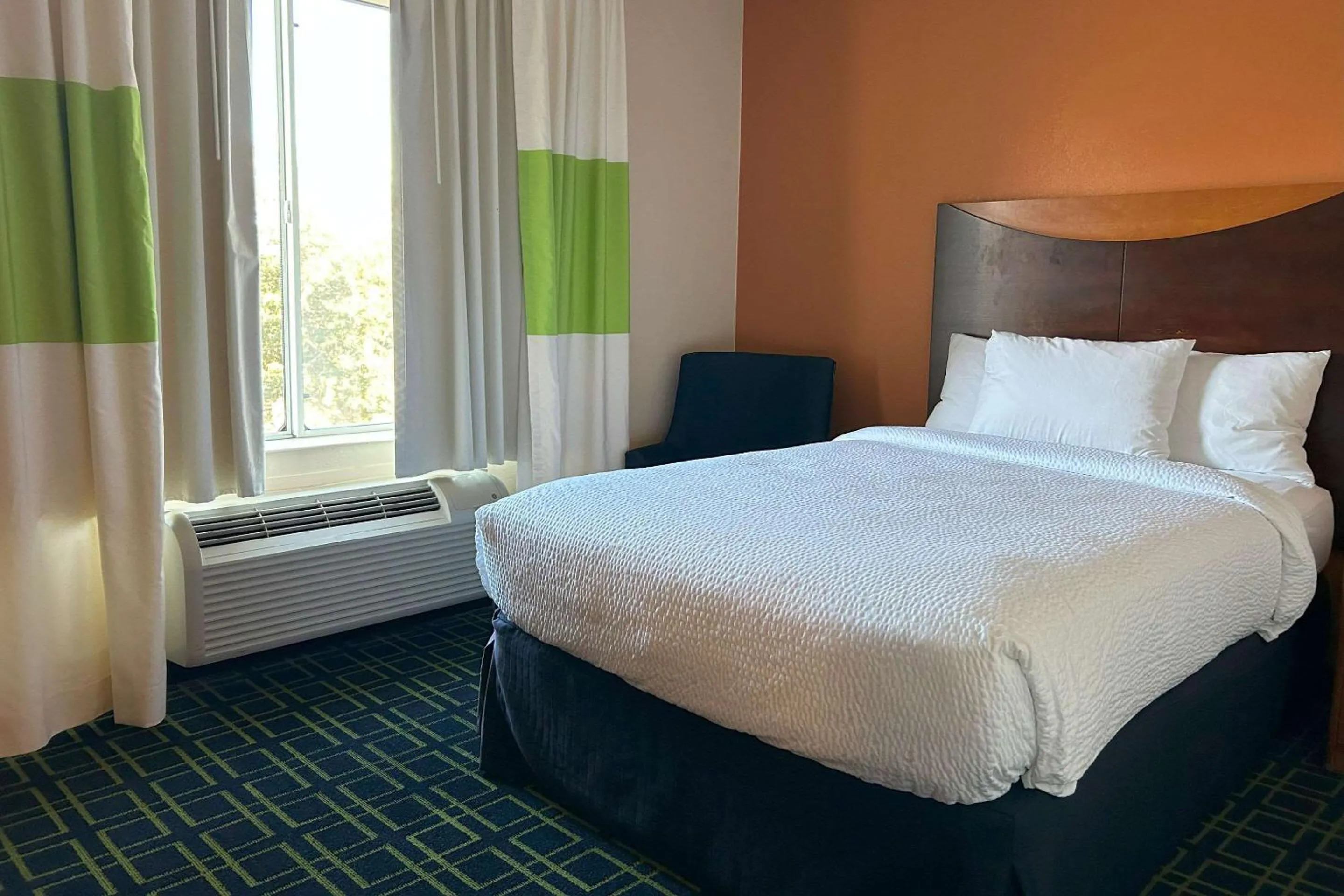 Bedroom, Bed in Country Inn & Suites by Radisson, Fayetteville I-95, NC