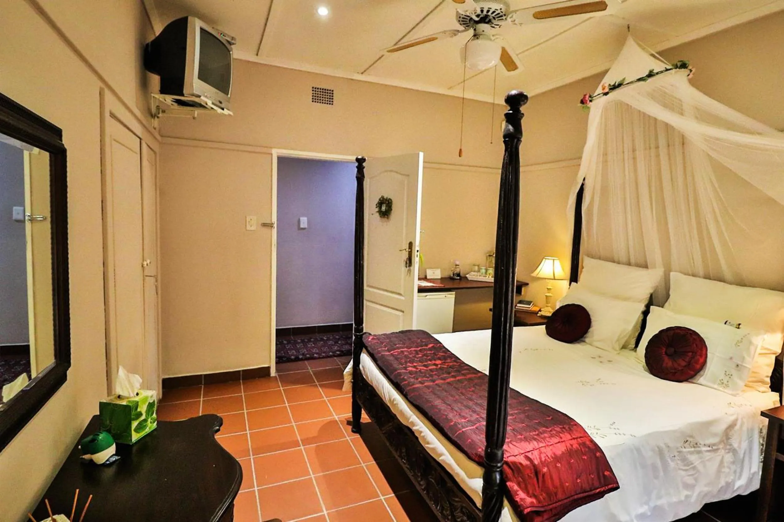 Photo of the whole room, Bed in Lavender House