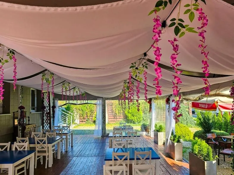 Restaurant/places to eat in Hotel Malinowski Economy