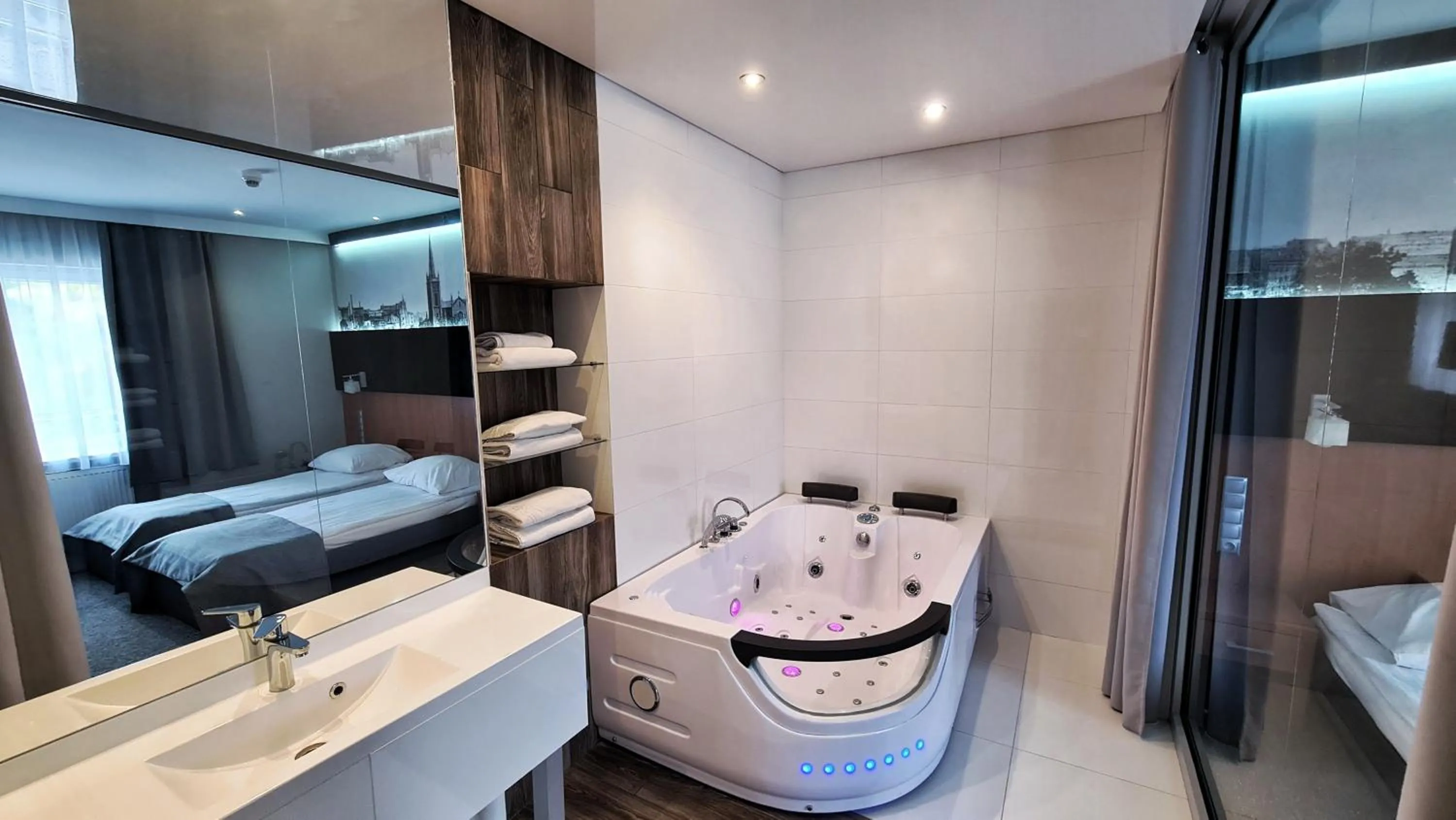 Hot Tub, Bed in Hotel Malinowski Economy