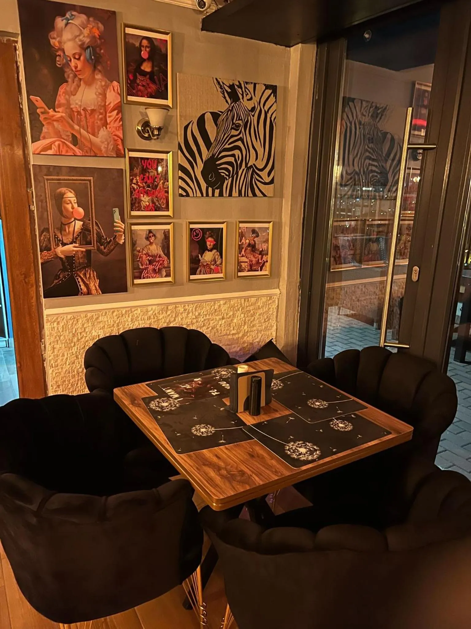 Restaurant/places to eat in Hotel Reina