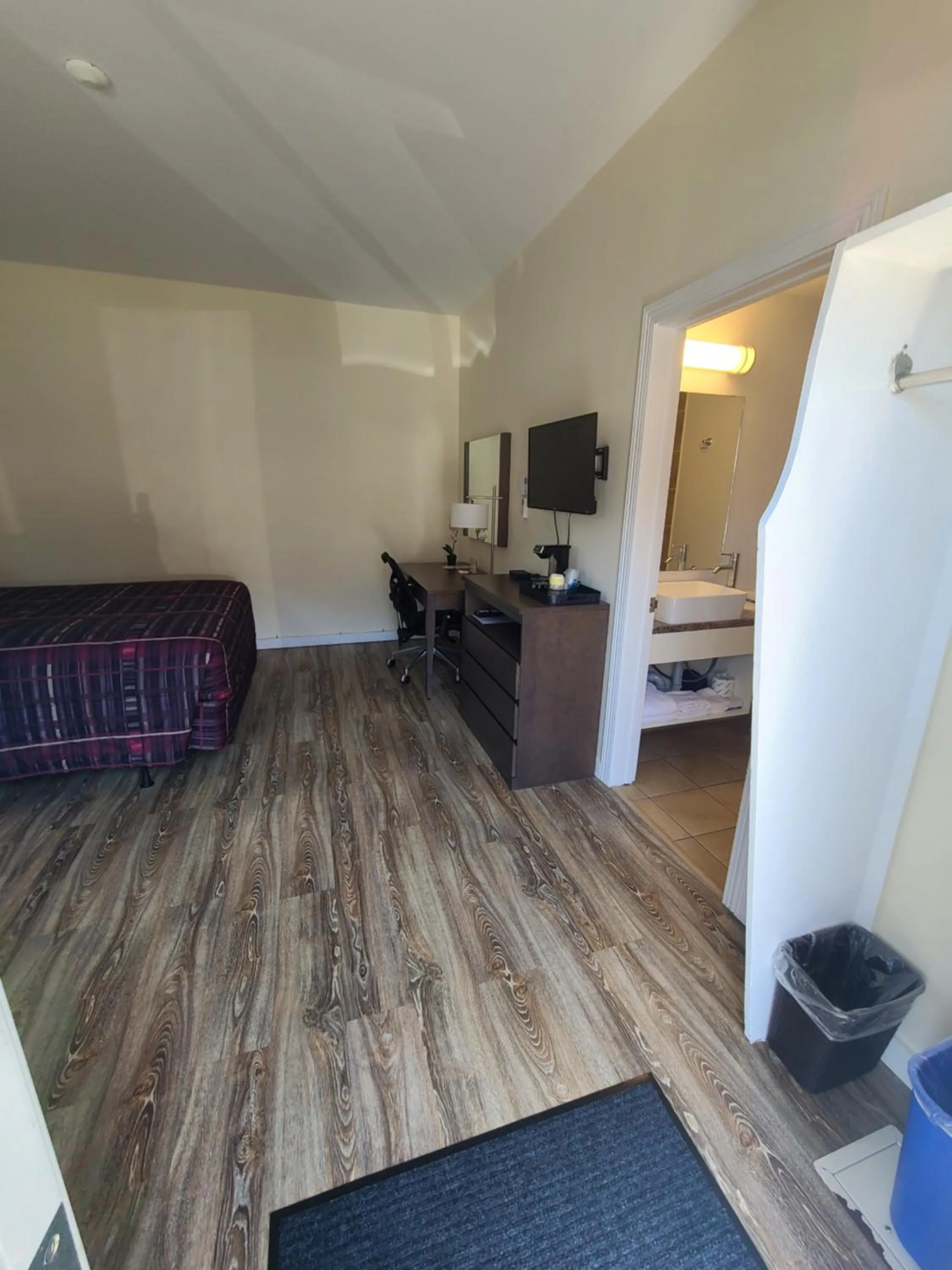 Guests, Bed in Stardust Motel - Bedford