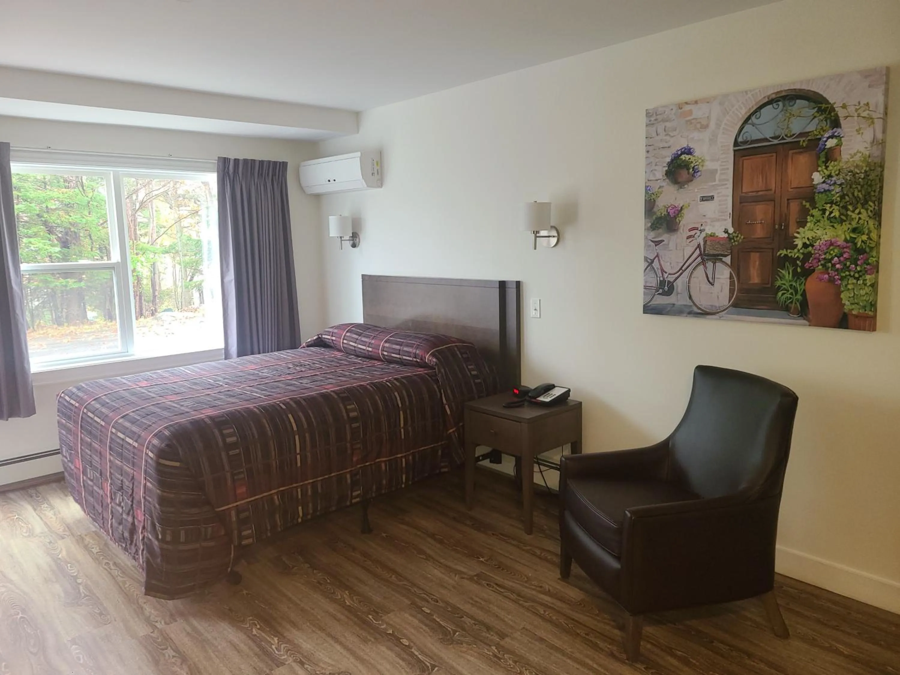 Bedroom, Bed in Stardust Motel - Bedford