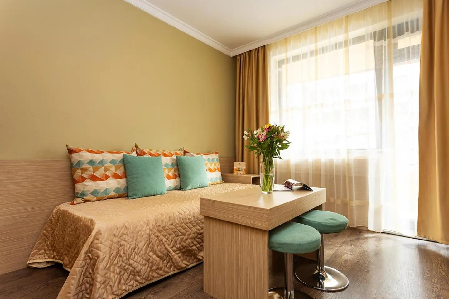 Photo of the whole room, Bed in Geneva Hotel