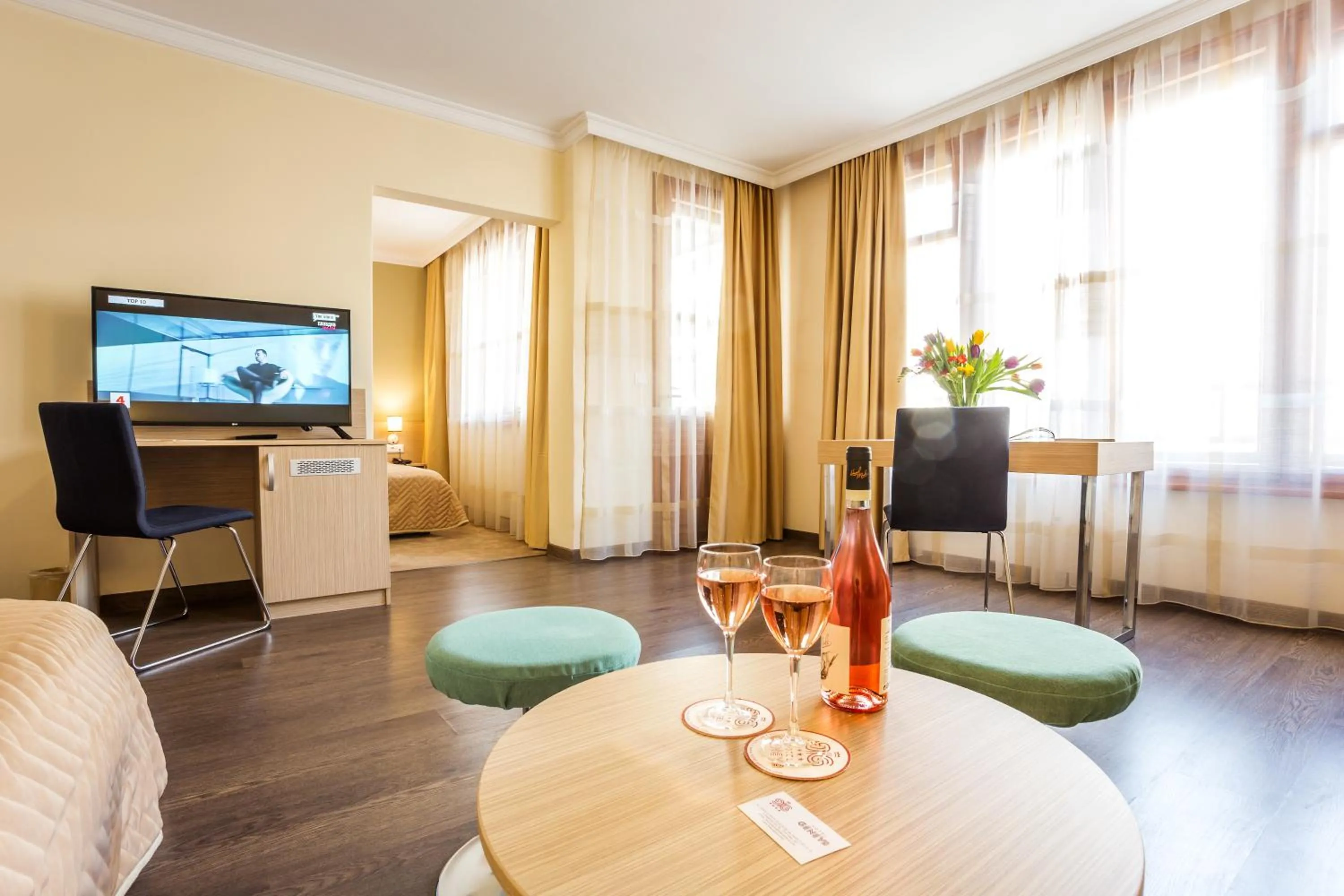 Photo of the whole room in Geneva Hotel