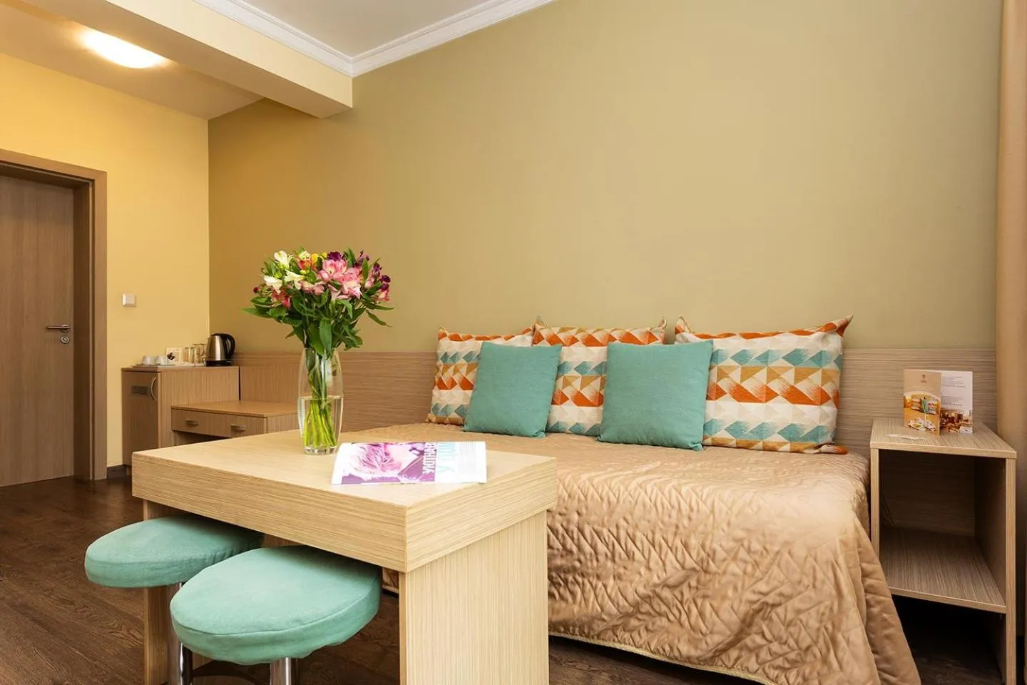 Photo of the whole room, Bed in Geneva Hotel